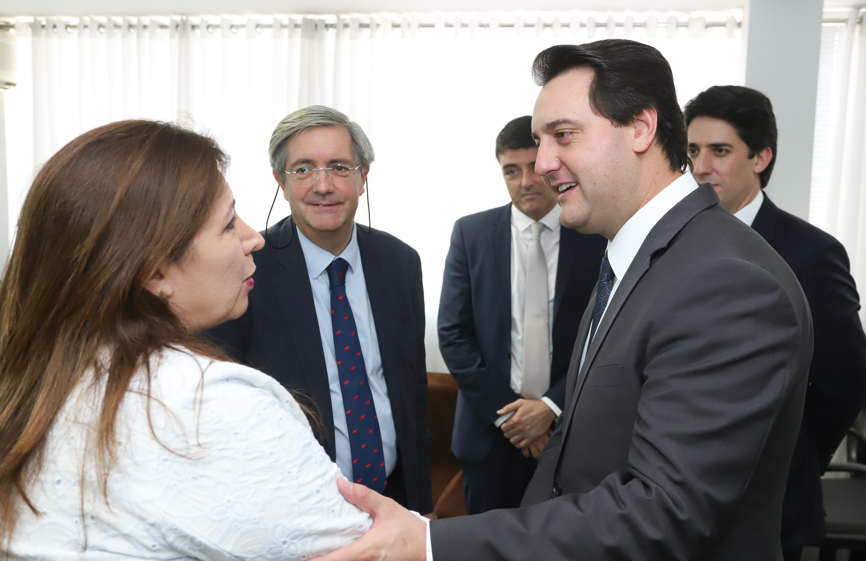 O governador Carlos Massa Ratinho Junior se reuniu na segunda-feira (29), em Brasília, com os embaixadores Nimia Ermelinda da Silva Boschert, do Paraguai, e Fernando Schmidt Ariztía, do Chile, para tratar do projeto do corredor bioceânico entre o Porto de Paranaguá e o Porto de Antofagasta. - BRasília, 29/04/2019 - Foto: Rodrigo Félix Leal/ANPr