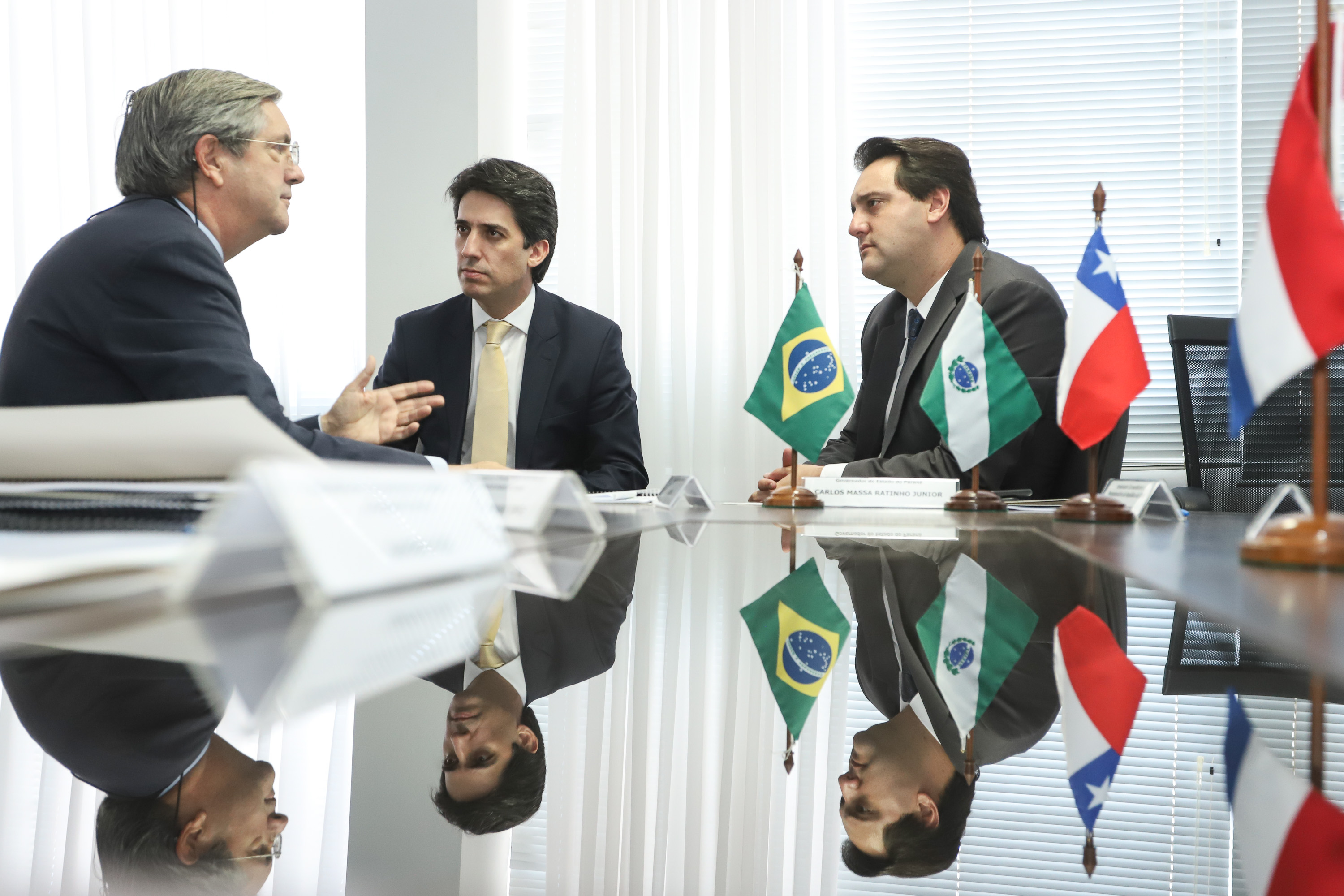 O governador Carlos Massa Ratinho Junior se reuniu na segunda-feira (29), em Brasília, com os embaixadores Nimia Ermelinda da Silva Boschert, do Paraguai, e Fernando Schmidt Ariztía, do Chile, para tratar do projeto do corredor bioceânico entre o Porto de Paranaguá e o Porto de Antofagasta. - BRasília, 29/04/2019 - Foto: Rodrigo Félix Leal/ANPr