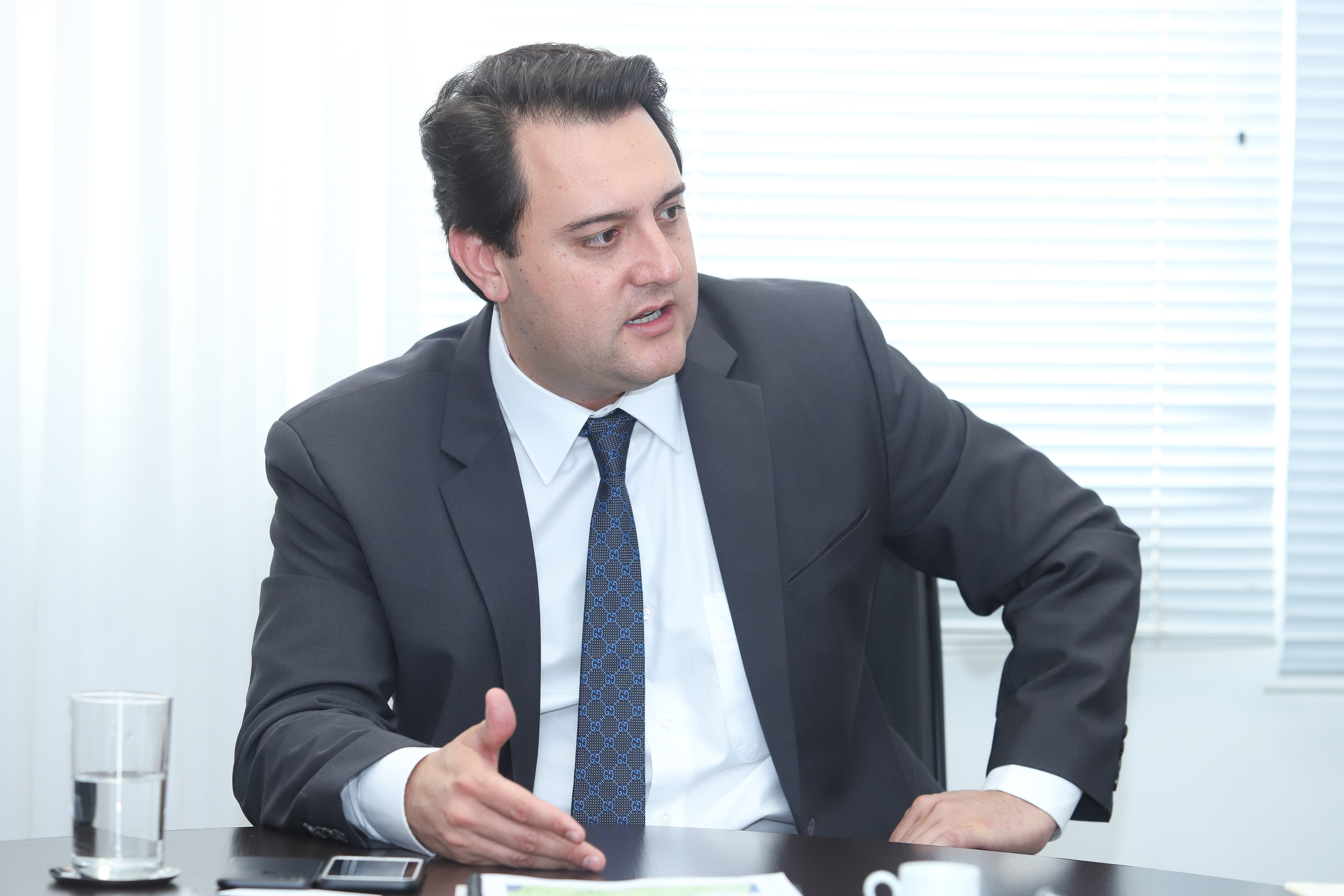 O governador Carlos Massa Ratinho Junior se reuniu na segunda-feira (29), em Brasília, com os embaixadores Nimia Ermelinda da Silva Boschert, do Paraguai, e Fernando Schmidt Ariztía, do Chile, para tratar do projeto do corredor bioceânico entre o Porto de Paranaguá e o Porto de Antofagasta. - BRasília, 29/04/2019 - Foto: Rodrigo Félix Leal/ANPr