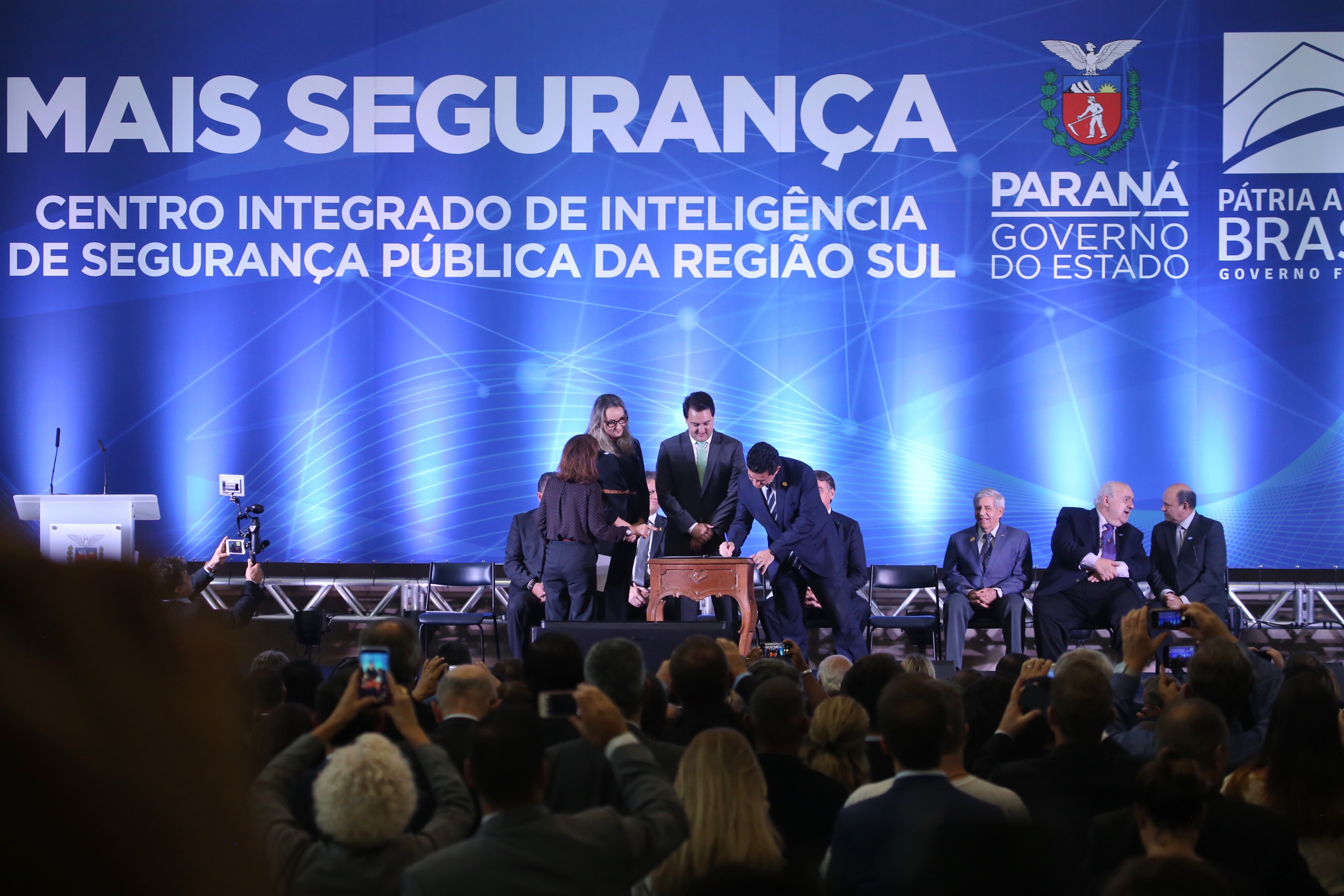 O governador Carlos Massa Ratinho Junior destacou nesta sexta-feira (10) que as forças de segurança do Paraná conseguiram reduzir em 32% o número de homicídios nos primeiros 120 dias deste ano, na comparação com o mesmo quadrimestre do ano passado