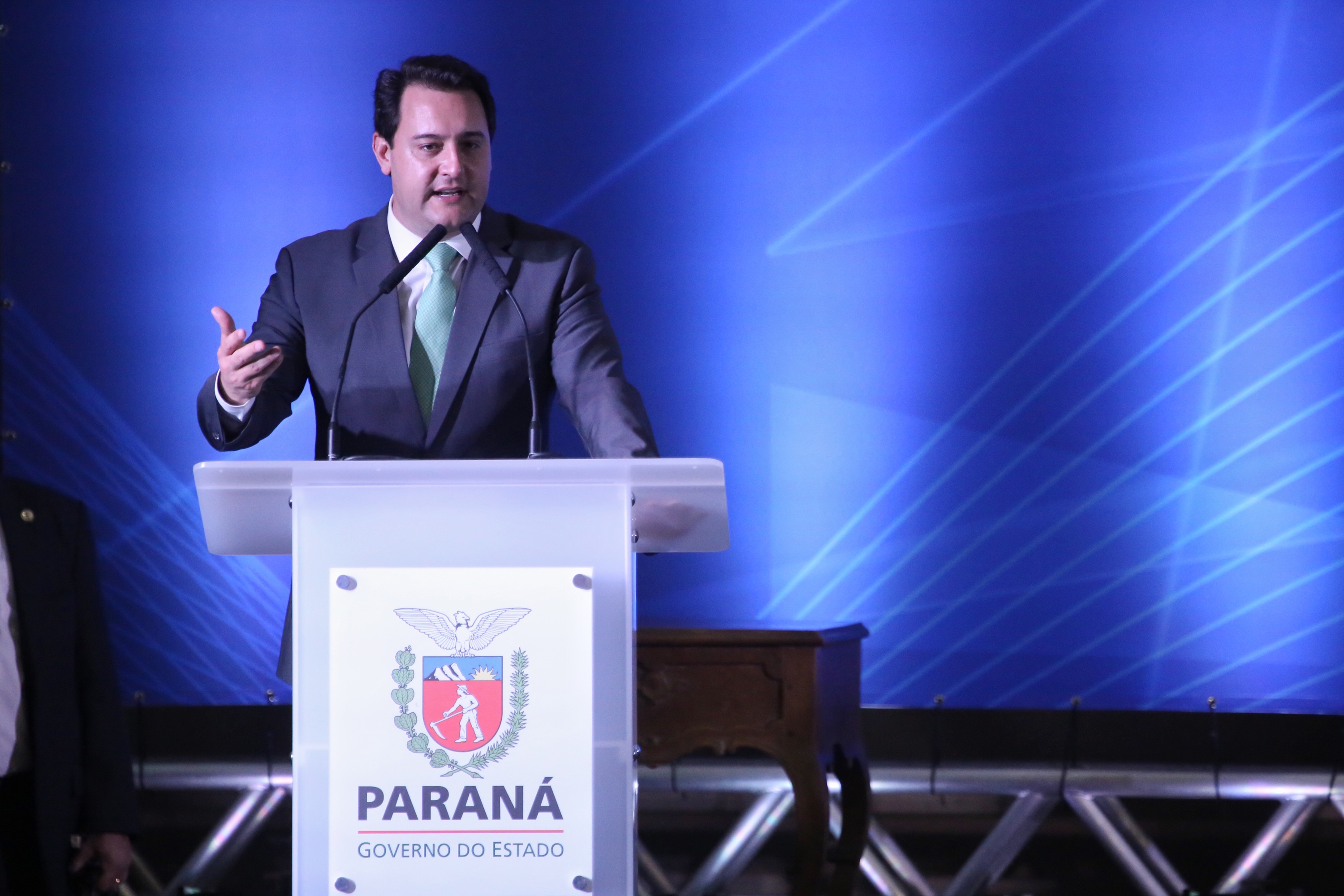 O governador Carlos Massa Ratinho Junior destacou nesta sexta-feira (10) que as forças de segurança do Paraná conseguiram reduzir em 32% o número de homicídios nos primeiros 120 dias deste ano, na comparação com o mesmo quadrimestre do ano passado