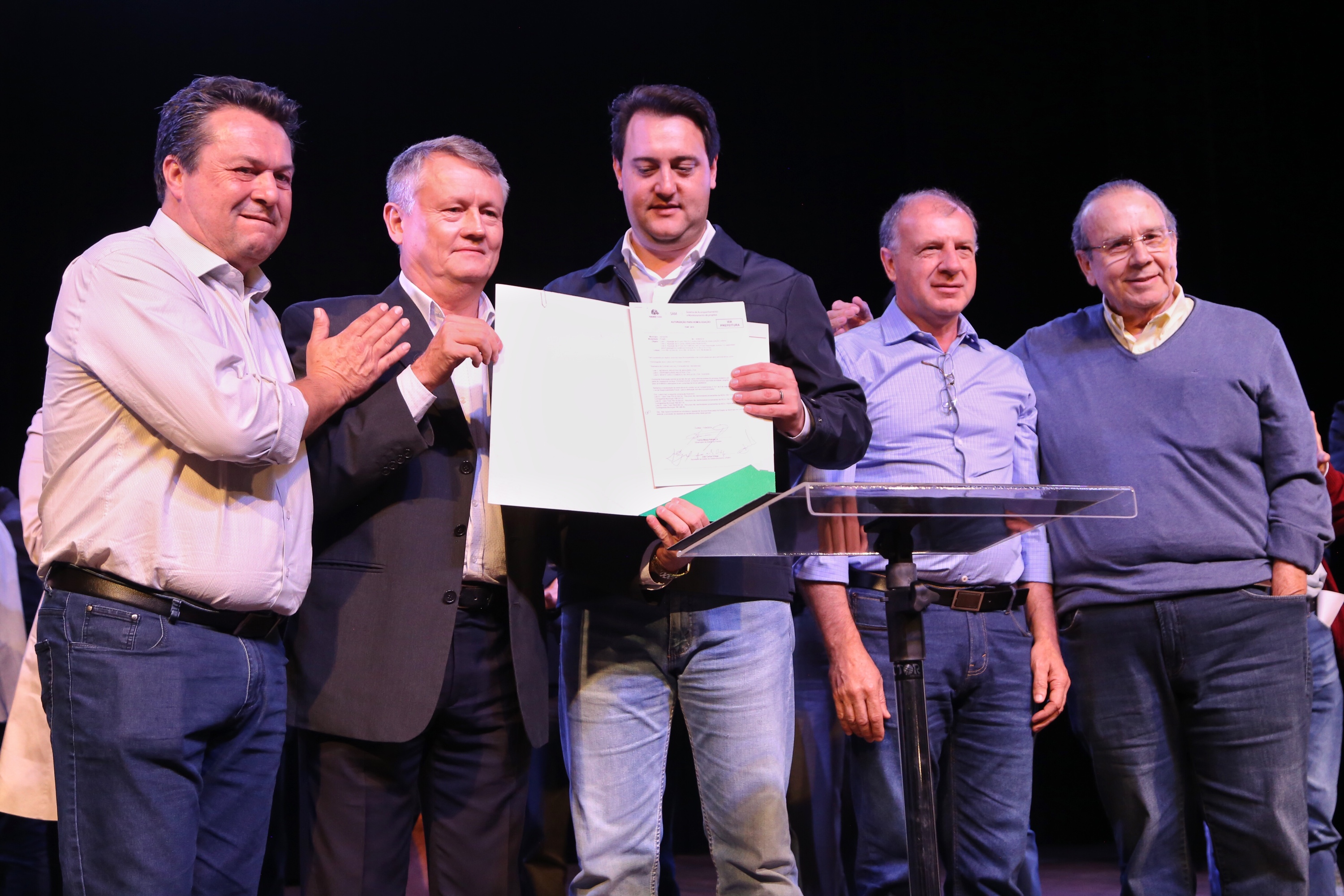 Governador Carlos Massa Ratinho Junior assina autorizações de licitação e homologação para obras e compras de veículos e equipamentos para Campo Mourão e mais 11 municípios do Noroeste: Araruna, Cianorte, Cruzeiro do Oeste, Goioerê, Janiópolis, Moreira Sales, Nova Cantu, Peabiru, Roncador, Terra Boa e Tuneiras do Oeste. Foto: José Fernando Ogura/ANPr