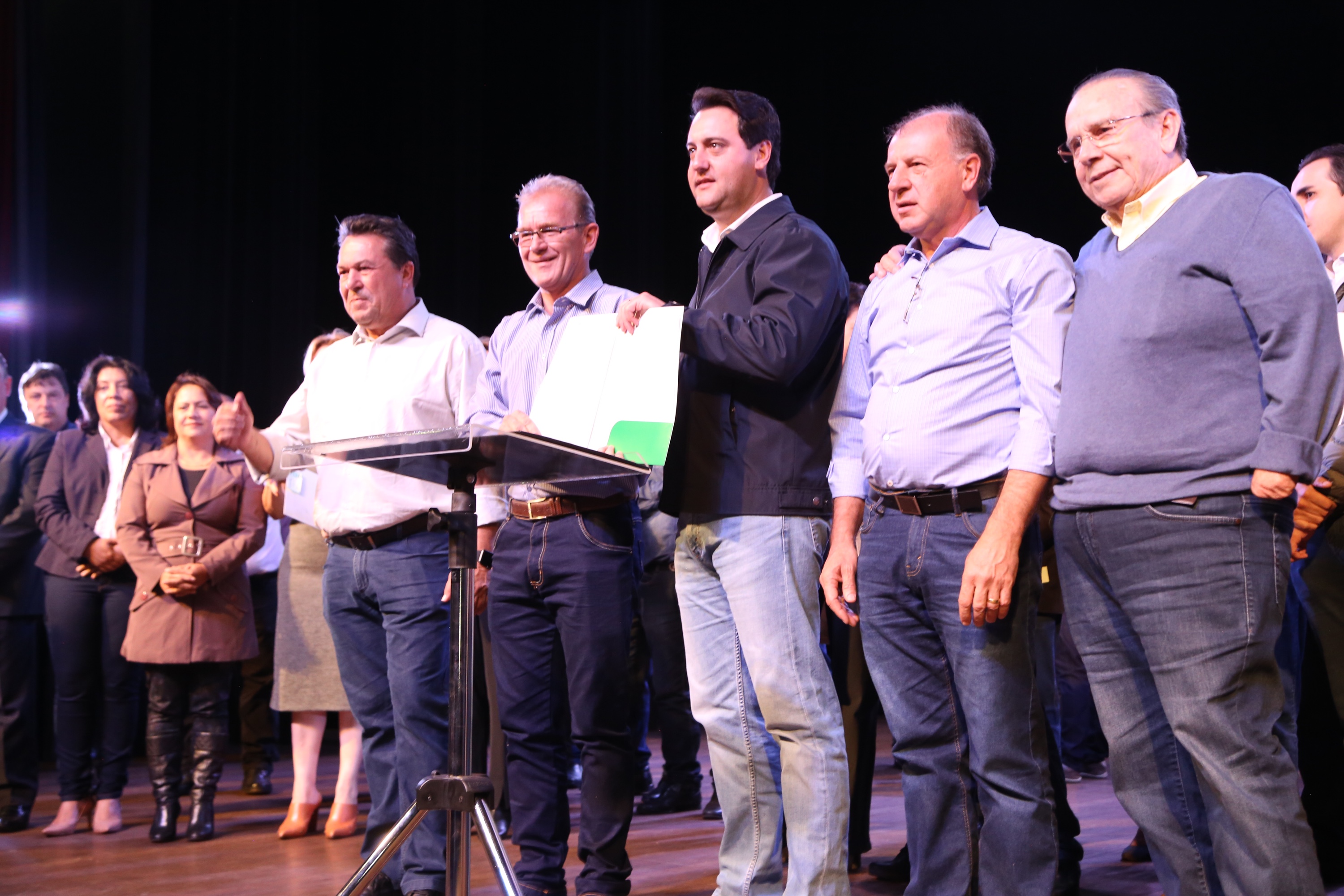 Governador Carlos Massa Ratinho Junior assina autorizações de licitação e homologação para obras e compras de veículos e equipamentos para Campo Mourão e mais 11 municípios do Noroeste: Araruna, Cianorte, Cruzeiro do Oeste, Goioerê, Janiópolis, Moreira Sales, Nova Cantu, Peabiru, Roncador, Terra Boa e Tuneiras do Oeste. Foto: José Fernando Ogura/ANPr