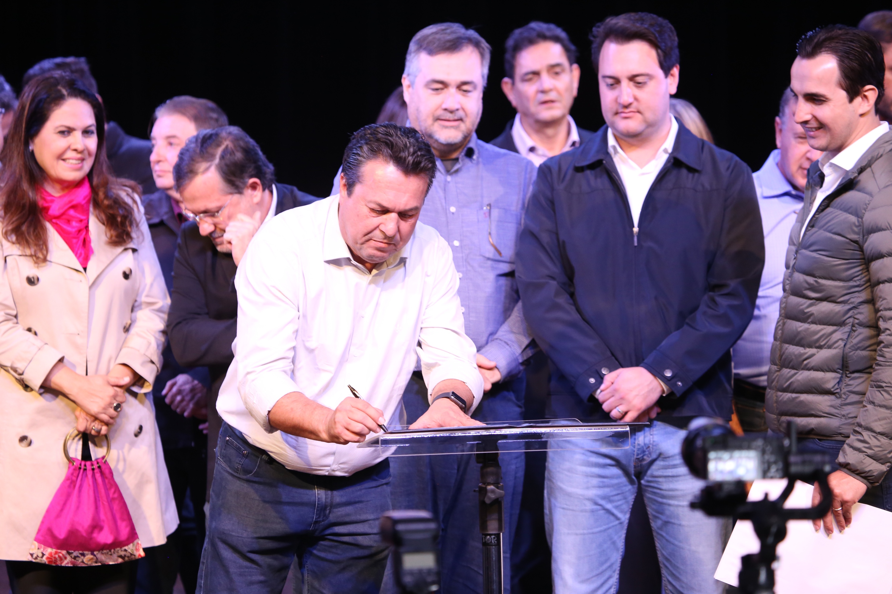 Governador Carlos Massa Ratinho Junior assina autorizações de licitação e homologação para obras e compras de veículos e equipamentos para Campo Mourão e mais 11 municípios do Noroeste: Araruna, Cianorte, Cruzeiro do Oeste, Goioerê, Janiópolis, Moreira Sales, Nova Cantu, Peabiru, Roncador, Terra Boa e Tuneiras do Oeste. Foto: José Fernando Ogura/ANPr