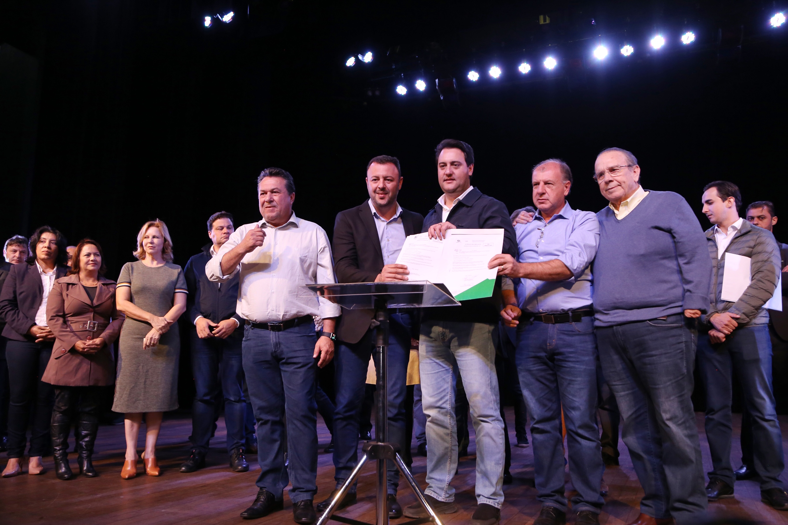 Governador Carlos Massa Ratinho Junior assina autorizações de licitação e homologação para obras e compras de veículos e equipamentos para Campo Mourão e mais 11 municípios do Noroeste: Araruna, Cianorte, Cruzeiro do Oeste, Goioerê, Janiópolis, Moreira Sales, Nova Cantu, Peabiru, Roncador, Terra Boa e Tuneiras do Oeste. Foto: José Fernando Ogura/ANPr
