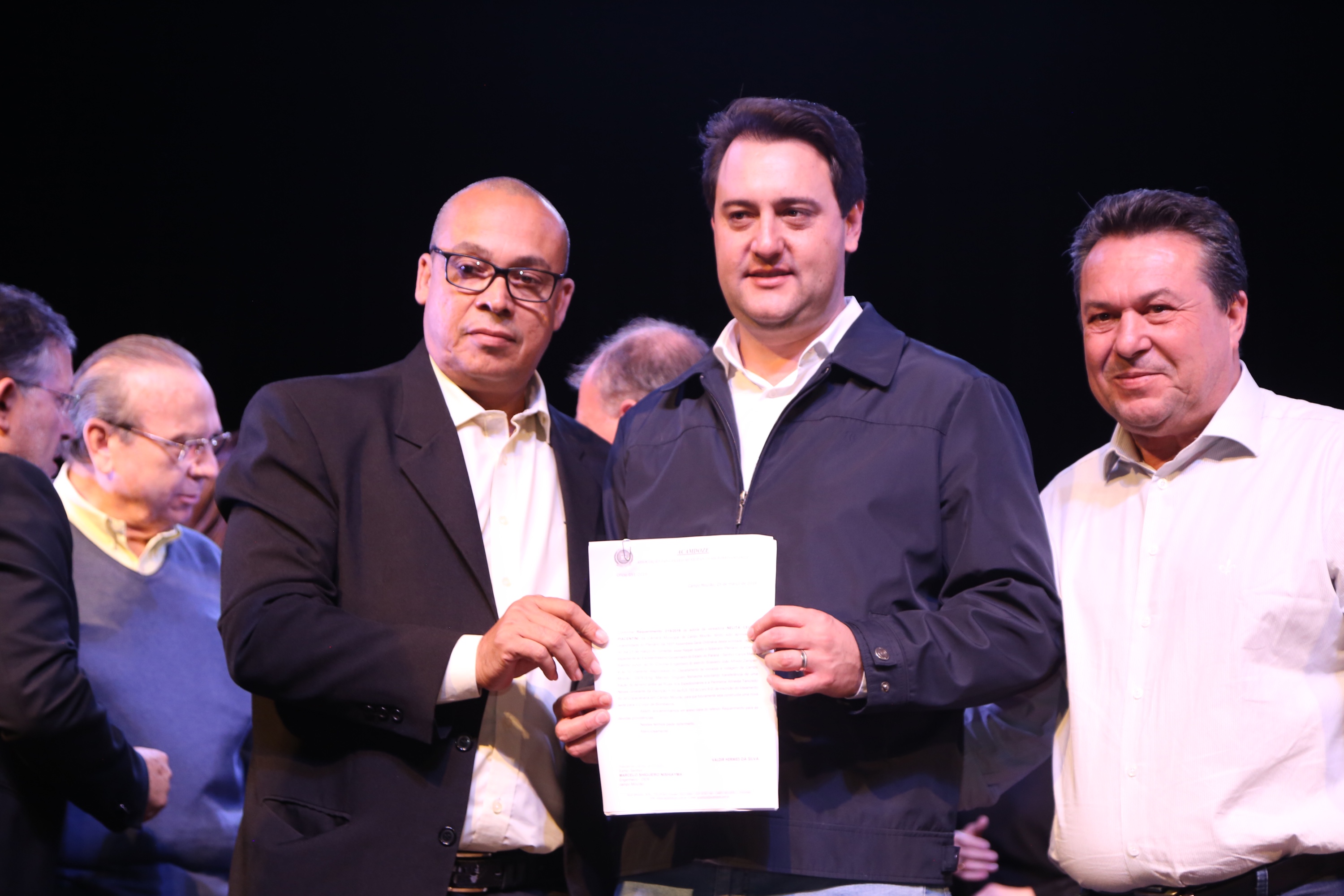 Governador Carlos Massa Ratinho Junior assina autorizações de licitação e homologação para obras e compras de veículos e equipamentos para Campo Mourão e mais 11 municípios do Noroeste: Araruna, Cianorte, Cruzeiro do Oeste, Goioerê, Janiópolis, Moreira Sales, Nova Cantu, Peabiru, Roncador, Terra Boa e Tuneiras do Oeste. Foto: José Fernando Ogura/ANPr