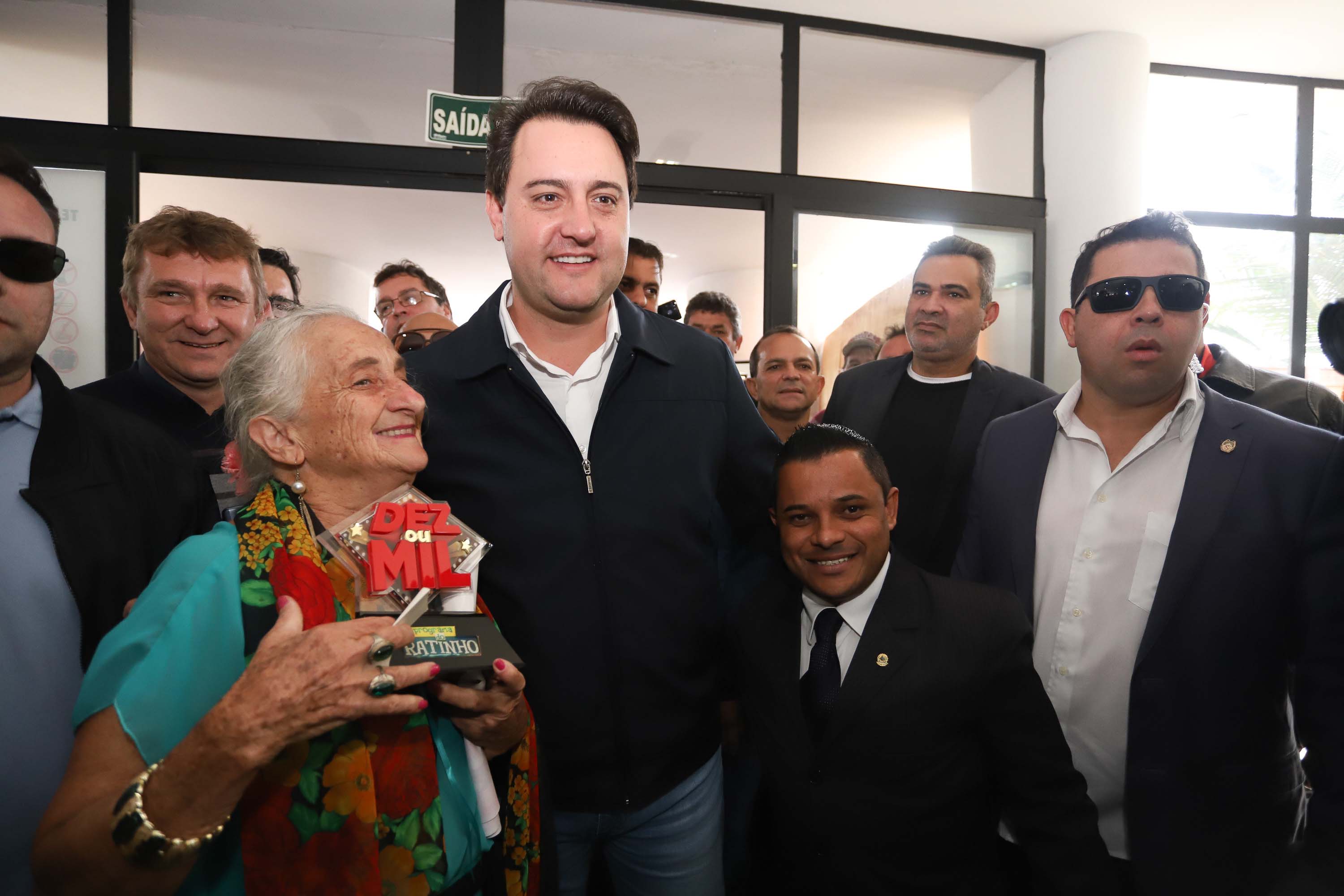 O governador Carlos Massa Ratinho Junior esteve nesta quarta-feira (15) em Campo Mourão e confirmou recursos para obras de infraestrutura urbana e compra de veículos, máquinas e equipamentos para 12 municípios do Noroeste do Paraná. Ele autorizou as licitações e homologações dos projetos da Secretaria de Estado do Desenvolvimento Urbano e Obras Públicas. Os investimentos somam R$ 8 milhões. Foto: Rodrigo Felix Leal/ANPr