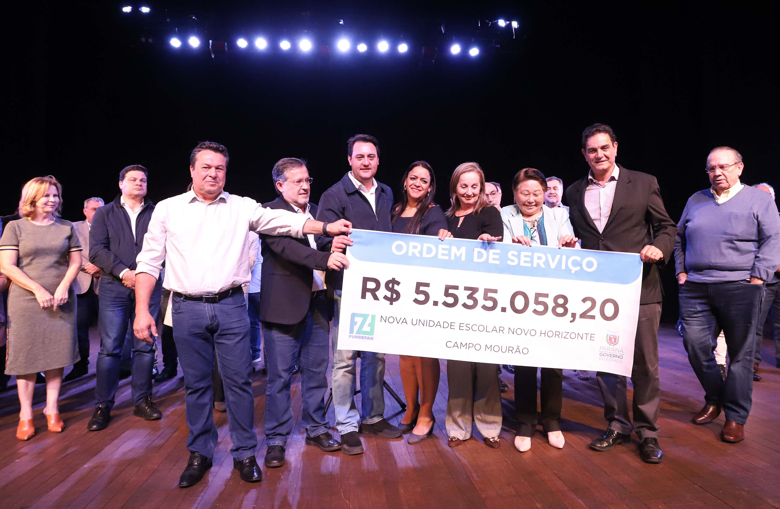 O governador Carlos Massa Ratinho Junior esteve nesta quarta-feira (15) em Campo Mourão e confirmou recursos para obras de infraestrutura urbana e compra de veículos, máquinas e equipamentos para 12 municípios do Noroeste do Paraná. Ele autorizou as licitações e homologações dos projetos da Secretaria de Estado do Desenvolvimento Urbano e Obras Públicas. Os investimentos somam R$ 8 milhões. Foto: Rodrigo Felix Leal/ANPr