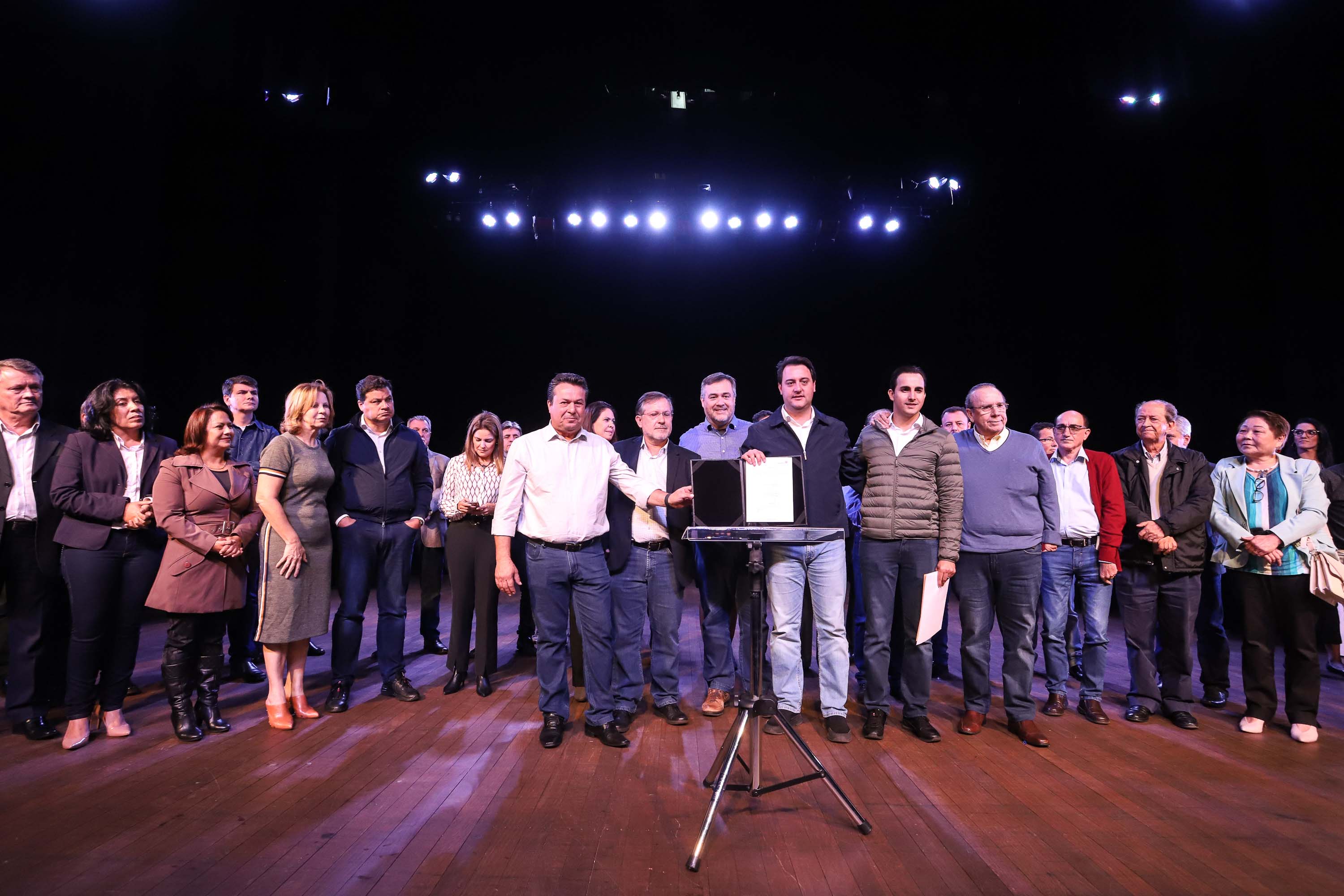 O governador Carlos Massa Ratinho Junior esteve nesta quarta-feira (15) em Campo Mourão e confirmou recursos para obras de infraestrutura urbana e compra de veículos, máquinas e equipamentos para 12 municípios do Noroeste do Paraná. Ele autorizou as licitações e homologações dos projetos da Secretaria de Estado do Desenvolvimento Urbano e Obras Públicas. Os investimentos somam R$ 8 milhões. Foto: Rodrigo Felix Leal/ANPr