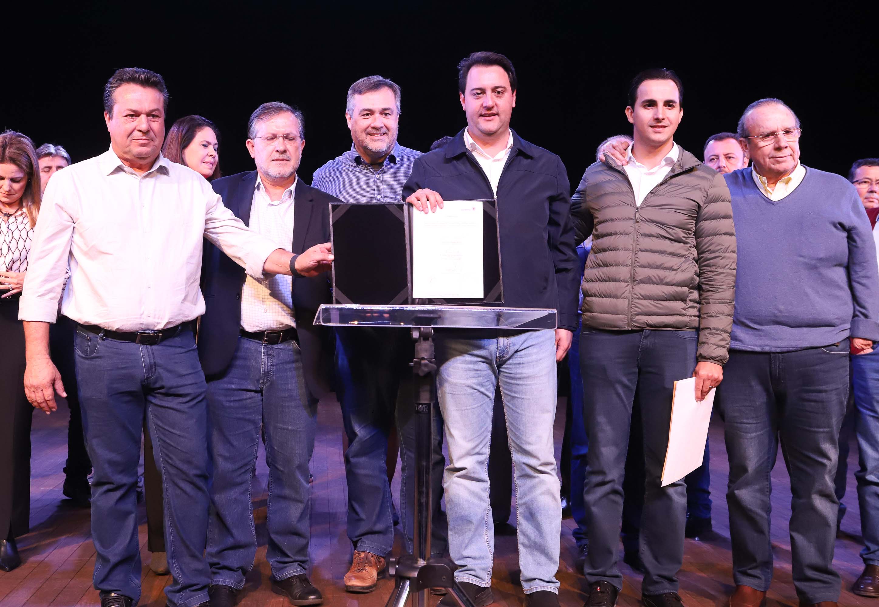 O governador Carlos Massa Ratinho Junior esteve nesta quarta-feira (15) em Campo Mourão e confirmou recursos para obras de infraestrutura urbana e compra de veículos, máquinas e equipamentos para 12 municípios do Noroeste do Paraná. Ele autorizou as licitações e homologações dos projetos da Secretaria de Estado do Desenvolvimento Urbano e Obras Públicas. Os investimentos somam R$ 8 milhões. Foto: Rodrigo Felix Leal/ANPr