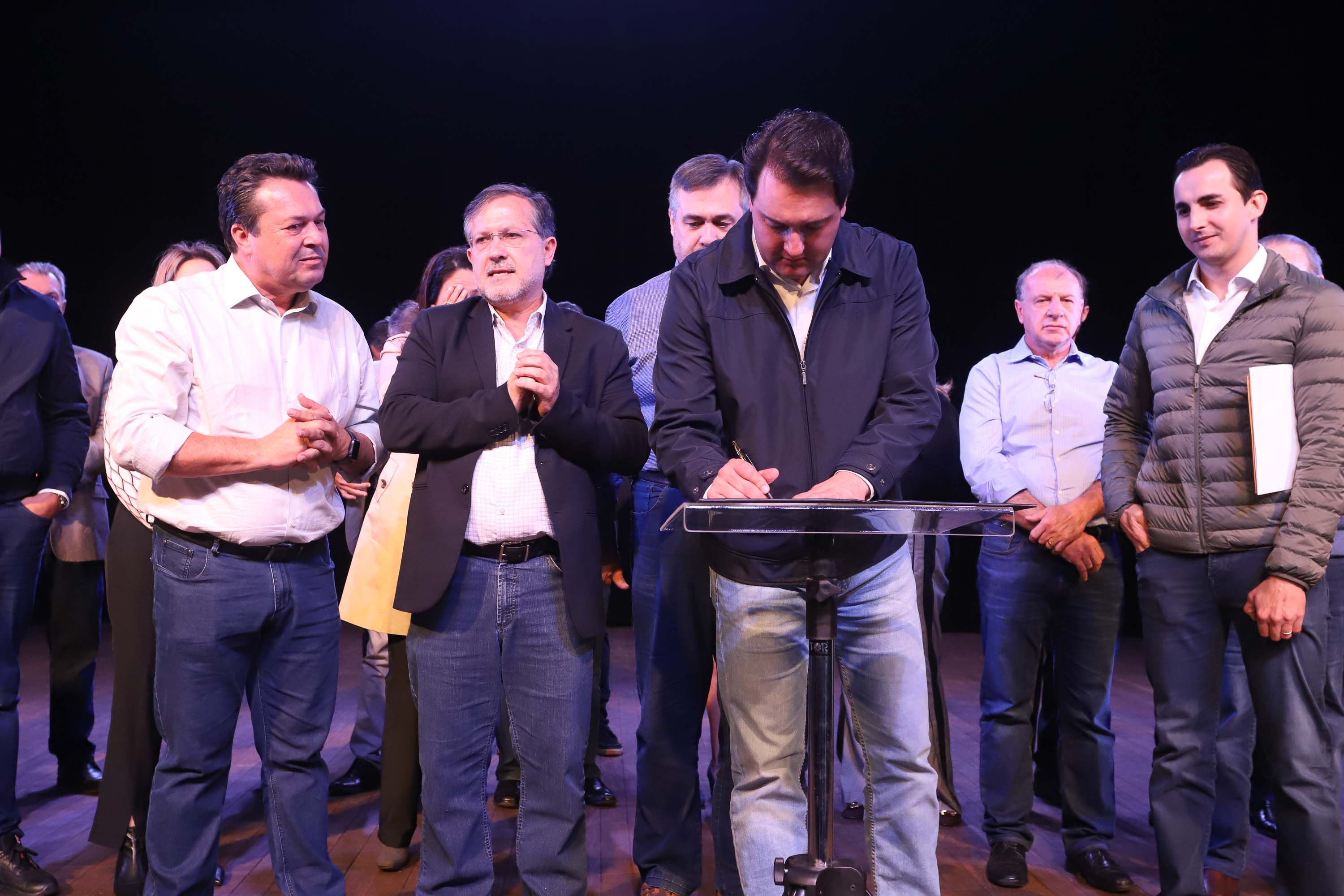 O governador Carlos Massa Ratinho Junior esteve nesta quarta-feira (15) em Campo Mourão e confirmou recursos para obras de infraestrutura urbana e compra de veículos, máquinas e equipamentos para 12 municípios do Noroeste do Paraná. Ele autorizou as licitações e homologações dos projetos da Secretaria de Estado do Desenvolvimento Urbano e Obras Públicas. Os investimentos somam R$ 8 milhões. Foto: Rodrigo Felix Leal/ANPr