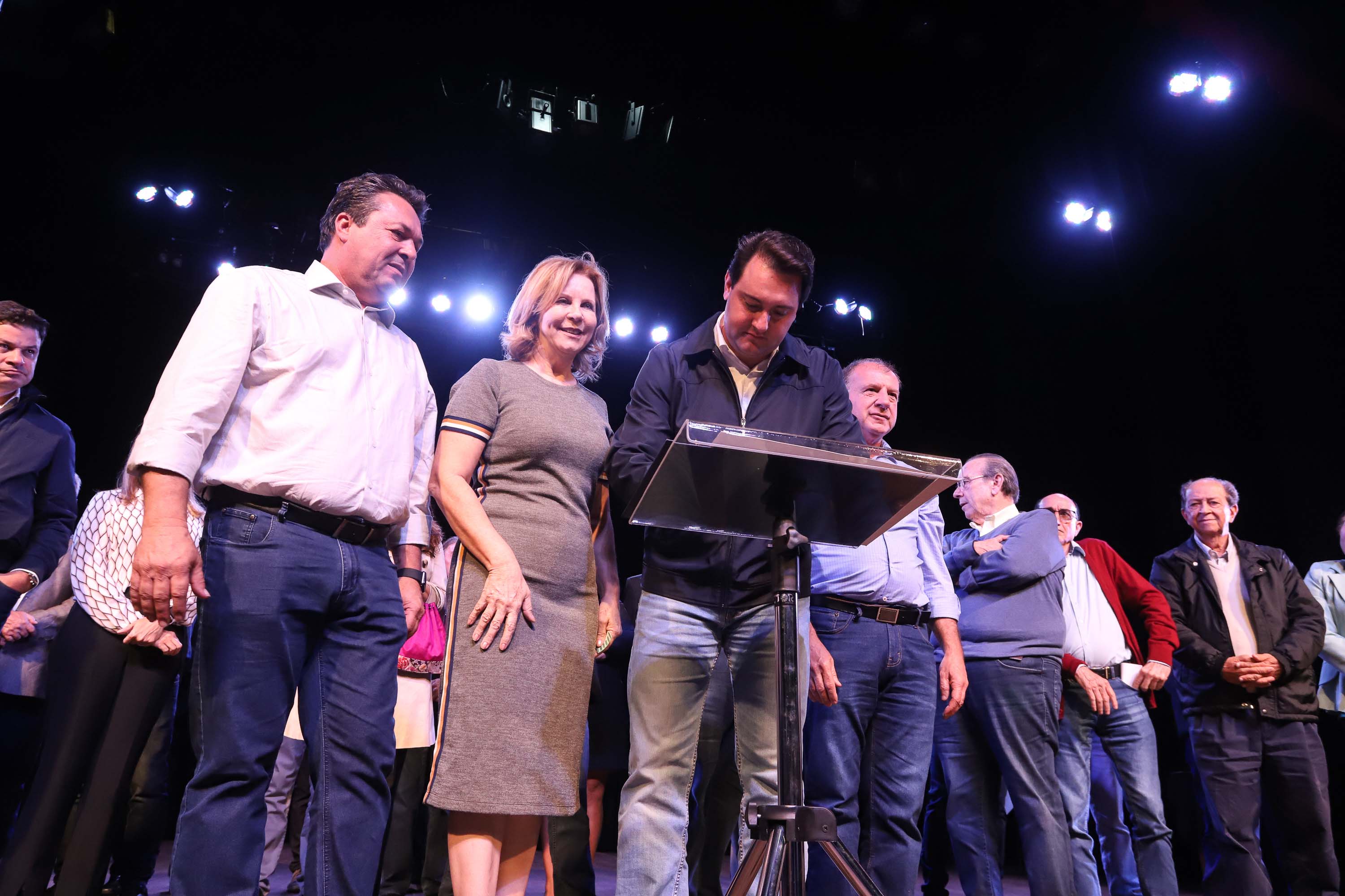 O governador Carlos Massa Ratinho Junior esteve nesta quarta-feira (15) em Campo Mourão e confirmou recursos para obras de infraestrutura urbana e compra de veículos, máquinas e equipamentos para 12 municípios do Noroeste do Paraná. Ele autorizou as licitações e homologações dos projetos da Secretaria de Estado do Desenvolvimento Urbano e Obras Públicas. Os investimentos somam R$ 8 milhões. Foto: Rodrigo Felix Leal/ANPr