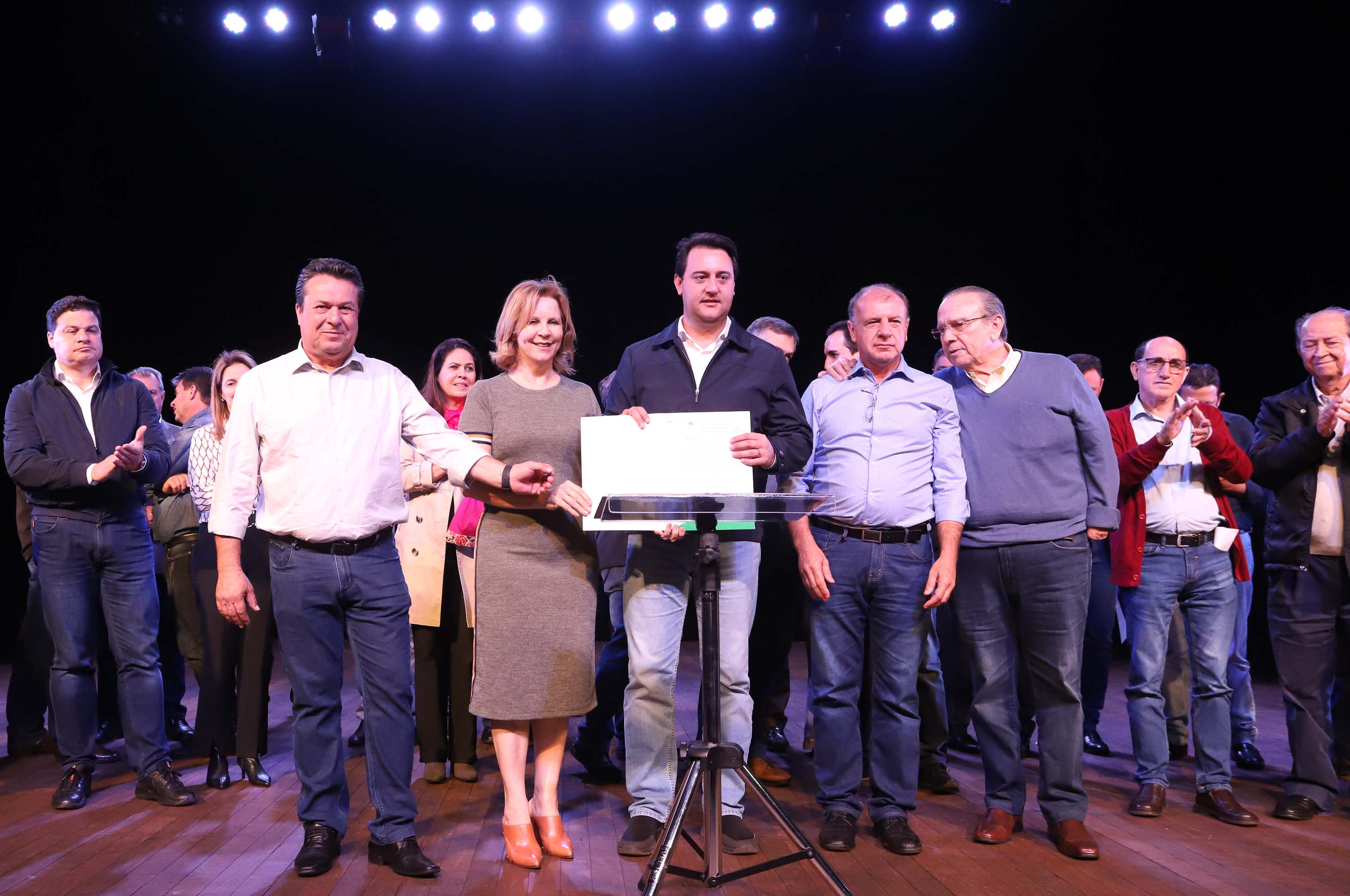 O governador Carlos Massa Ratinho Junior esteve nesta quarta-feira (15) em Campo Mourão e confirmou recursos para obras de infraestrutura urbana e compra de veículos, máquinas e equipamentos para 12 municípios do Noroeste do Paraná. Ele autorizou as licitações e homologações dos projetos da Secretaria de Estado do Desenvolvimento Urbano e Obras Públicas. Os investimentos somam R$ 8 milhões. Foto: Rodrigo Felix Leal/ANPr