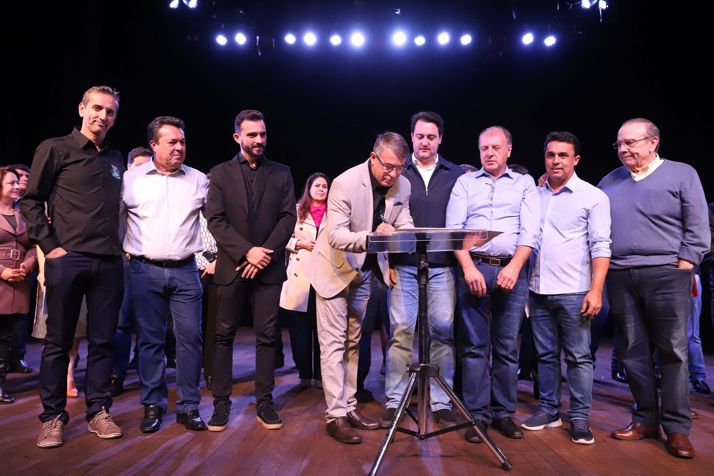 O governador Carlos Massa Ratinho Junior esteve nesta quarta-feira (15) em Campo Mourão e confirmou recursos para obras de infraestrutura urbana e compra de veículos, máquinas e equipamentos para 12 municípios do Noroeste do Paraná. Ele autorizou as licitações e homologações dos projetos da Secretaria de Estado do Desenvolvimento Urbano e Obras Públicas. Os investimentos somam R$ 8 milhões. Foto: Rodrigo Felix Leal/ANPr