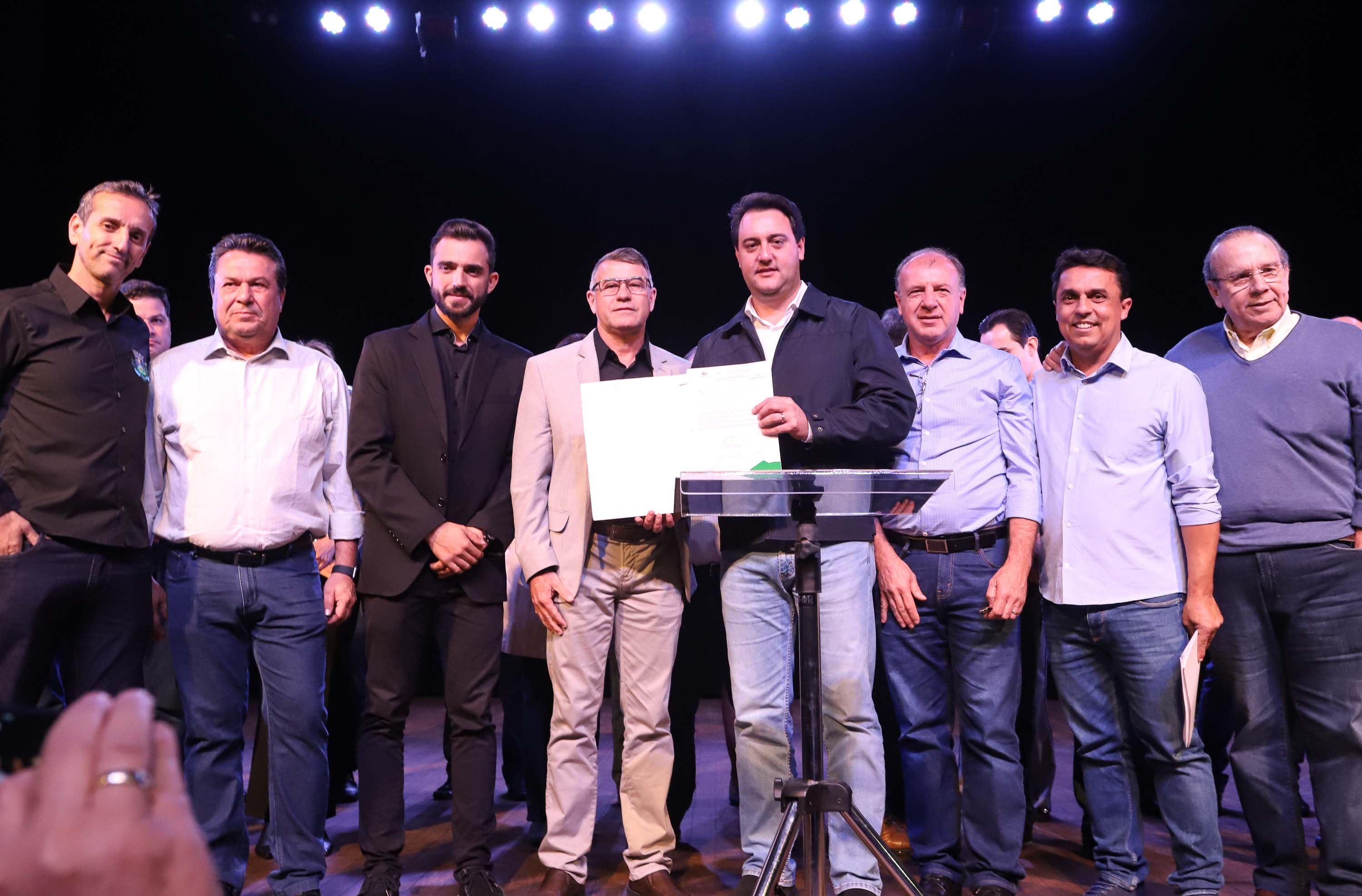 O governador Carlos Massa Ratinho Junior esteve nesta quarta-feira (15) em Campo Mourão e confirmou recursos para obras de infraestrutura urbana e compra de veículos, máquinas e equipamentos para 12 municípios do Noroeste do Paraná. Ele autorizou as licitações e homologações dos projetos da Secretaria de Estado do Desenvolvimento Urbano e Obras Públicas. Os investimentos somam R$ 8 milhões. Foto: Rodrigo Felix Leal/ANPr
