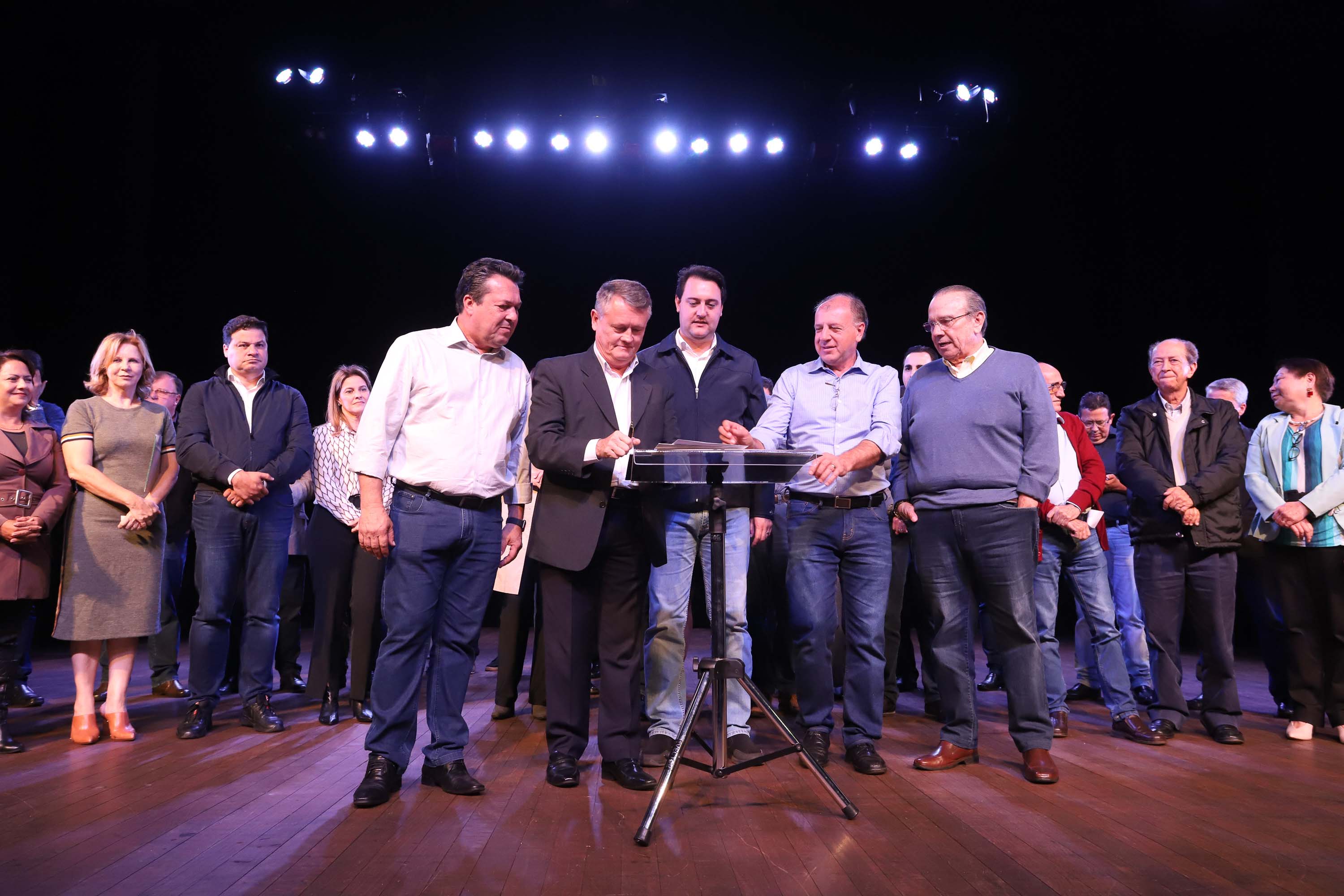 O governador Carlos Massa Ratinho Junior esteve nesta quarta-feira (15) em Campo Mourão e confirmou recursos para obras de infraestrutura urbana e compra de veículos, máquinas e equipamentos para 12 municípios do Noroeste do Paraná. Ele autorizou as licitações e homologações dos projetos da Secretaria de Estado do Desenvolvimento Urbano e Obras Públicas. Os investimentos somam R$ 8 milhões. Foto: Rodrigo Felix Leal/ANPr