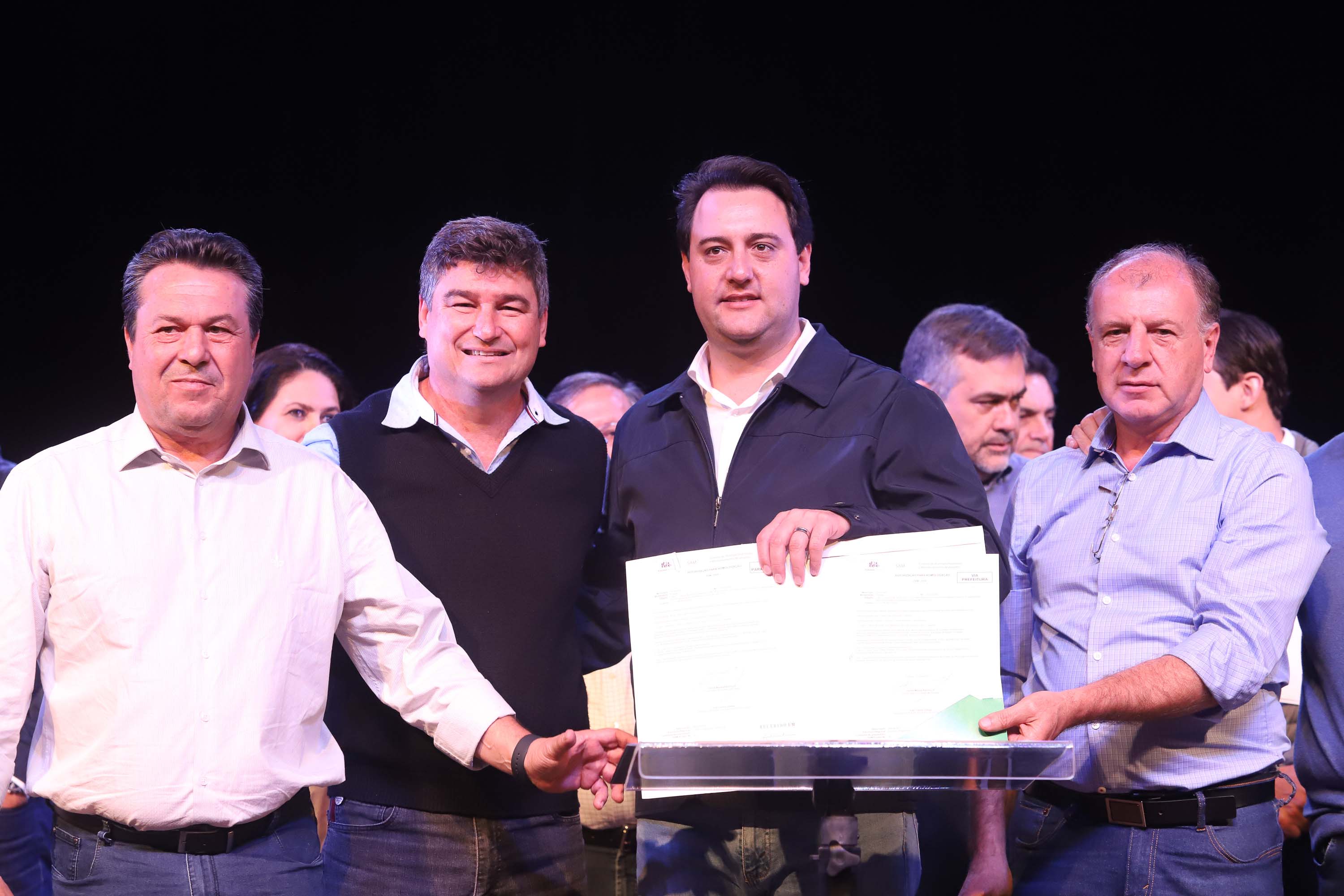 O governador Carlos Massa Ratinho Junior esteve nesta quarta-feira (15) em Campo Mourão e confirmou recursos para obras de infraestrutura urbana e compra de veículos, máquinas e equipamentos para 12 municípios do Noroeste do Paraná. Ele autorizou as licitações e homologações dos projetos da Secretaria de Estado do Desenvolvimento Urbano e Obras Públicas. Os investimentos somam R$ 8 milhões. Foto: Rodrigo Felix Leal/ANPr