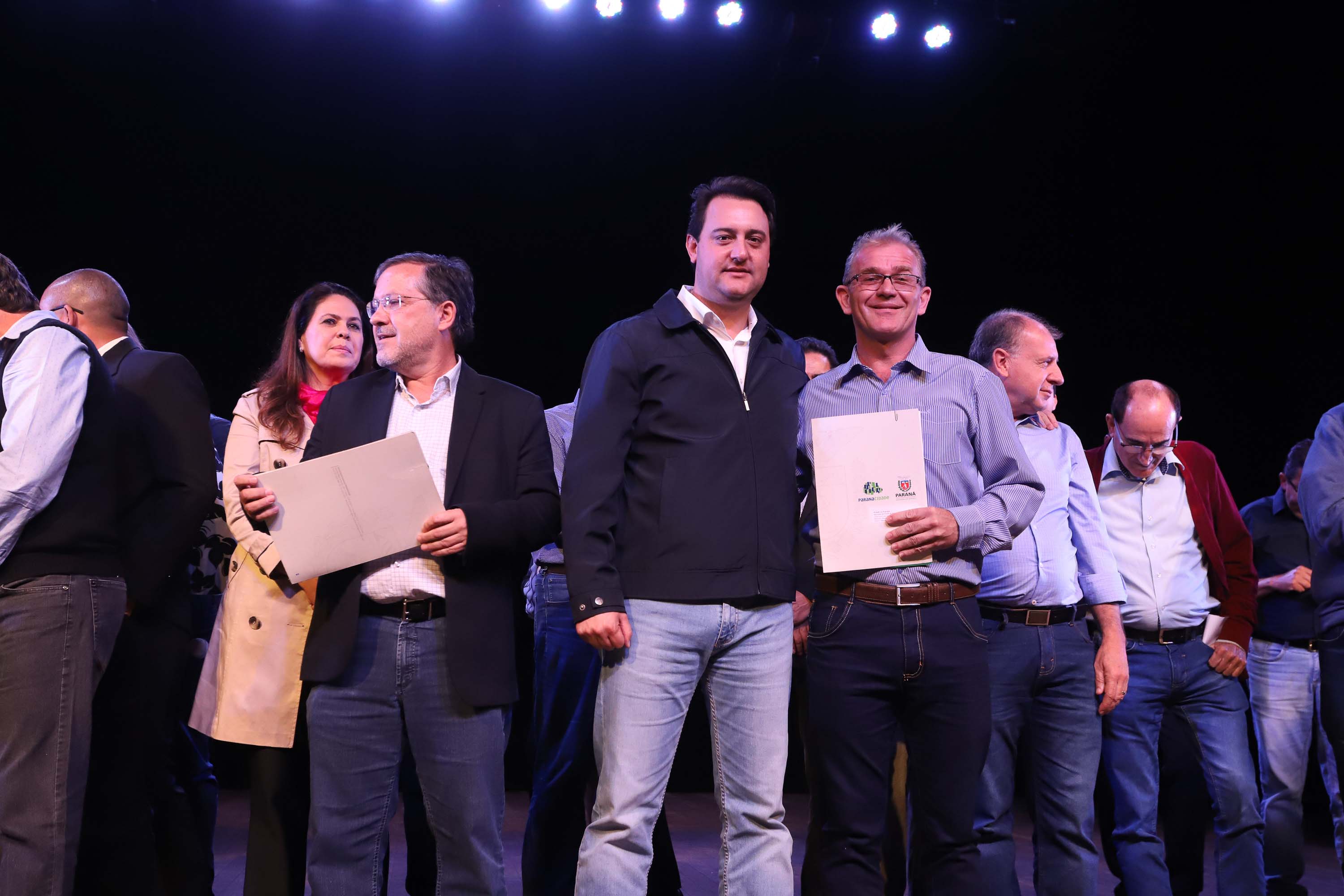 O governador Carlos Massa Ratinho Junior esteve nesta quarta-feira (15) em Campo Mourão e confirmou recursos para obras de infraestrutura urbana e compra de veículos, máquinas e equipamentos para 12 municípios do Noroeste do Paraná. Ele autorizou as licitações e homologações dos projetos da Secretaria de Estado do Desenvolvimento Urbano e Obras Públicas. Os investimentos somam R$ 8 milhões. Foto: Rodrigo Felix Leal/ANPr