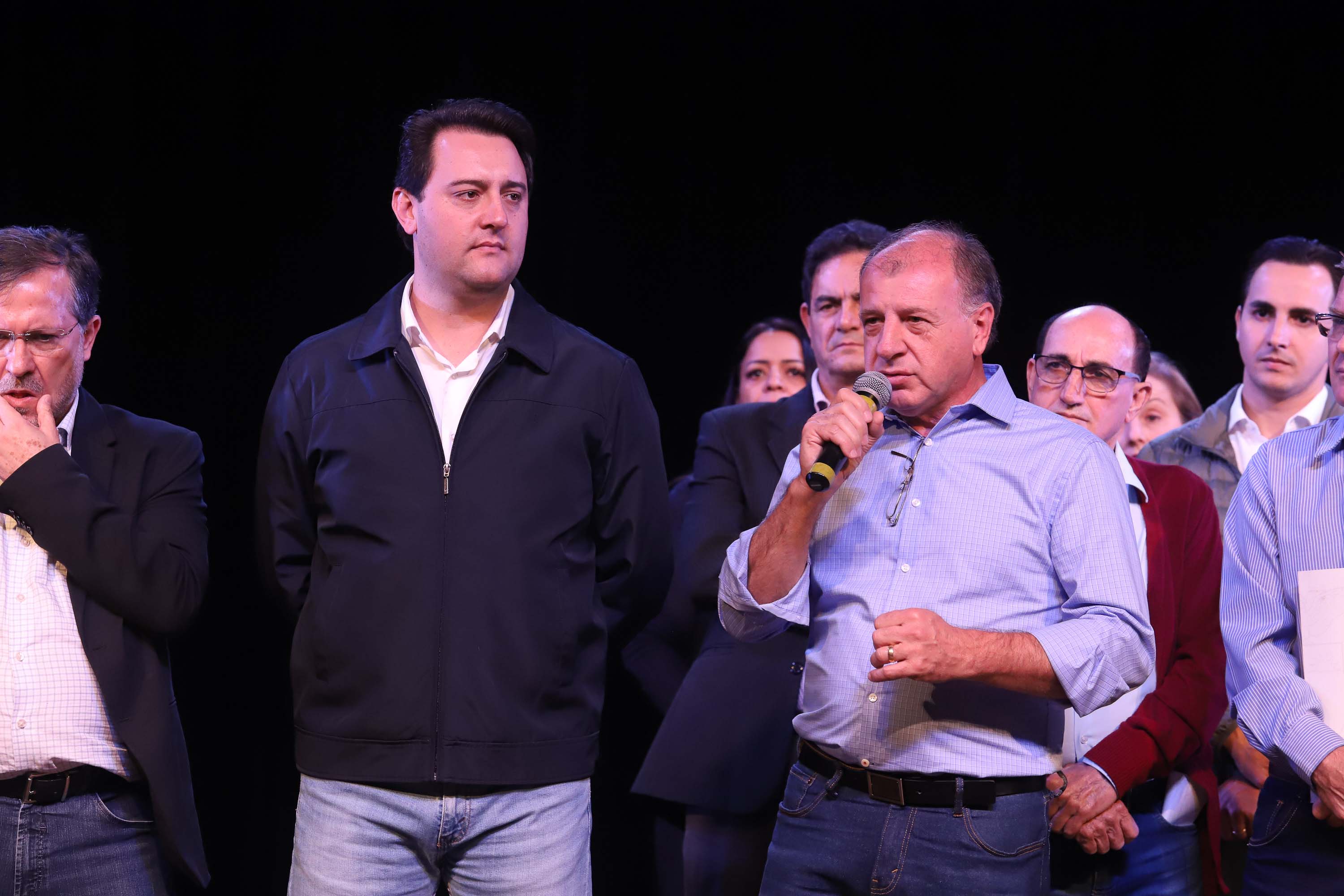 O governador Carlos Massa Ratinho Junior esteve nesta quarta-feira (15) em Campo Mourão e confirmou recursos para obras de infraestrutura urbana e compra de veículos, máquinas e equipamentos para 12 municípios do Noroeste do Paraná. Ele autorizou as licitações e homologações dos projetos da Secretaria de Estado do Desenvolvimento Urbano e Obras Públicas. Os investimentos somam R$ 8 milhões. Foto: Rodrigo Felix Leal/ANPr