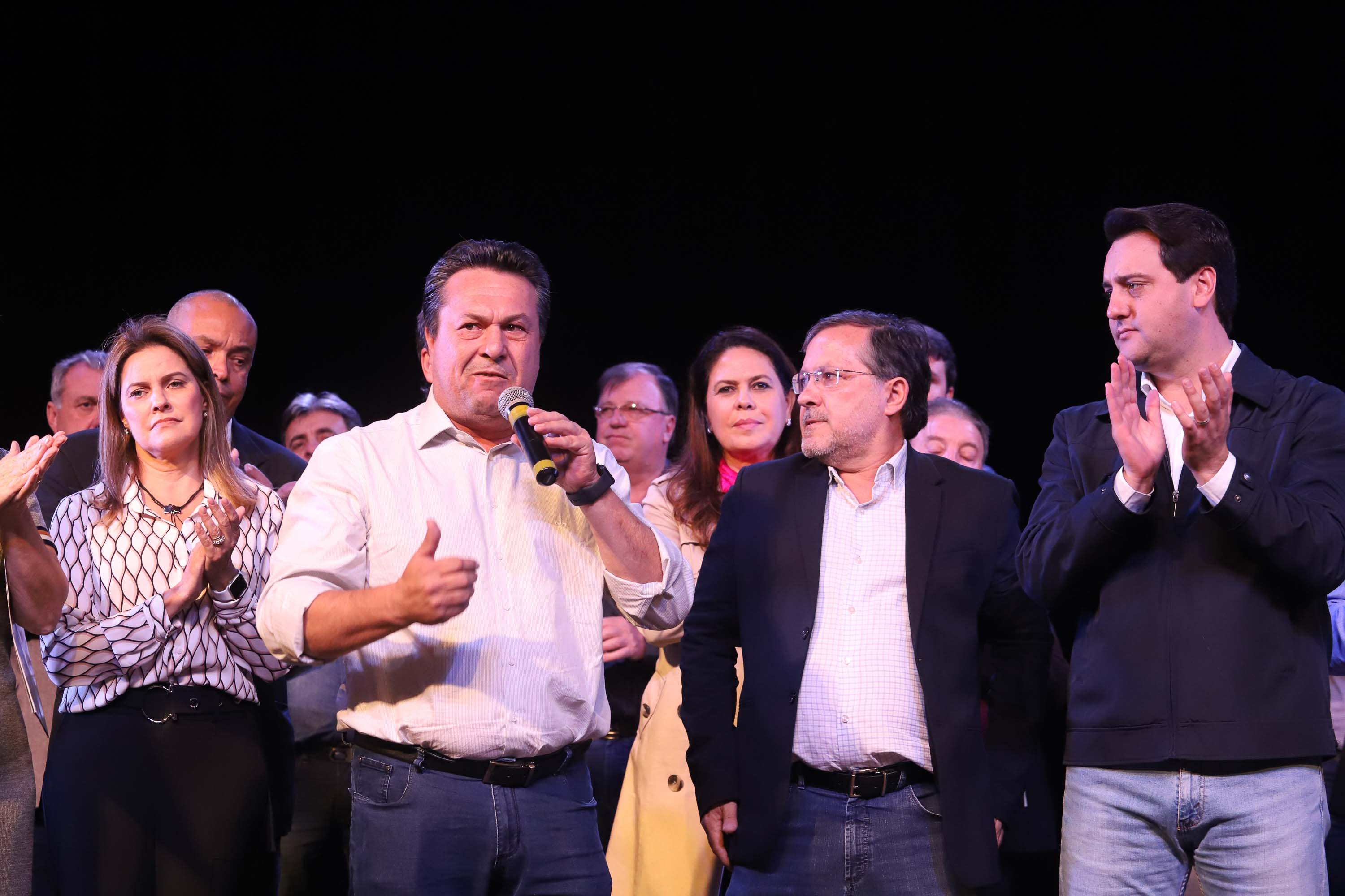 O governador Carlos Massa Ratinho Junior esteve nesta quarta-feira (15) em Campo Mourão e confirmou recursos para obras de infraestrutura urbana e compra de veículos, máquinas e equipamentos para 12 municípios do Noroeste do Paraná. Ele autorizou as licitações e homologações dos projetos da Secretaria de Estado do Desenvolvimento Urbano e Obras Públicas. Os investimentos somam R$ 8 milhões. Foto: Rodrigo Felix Leal/ANPr
