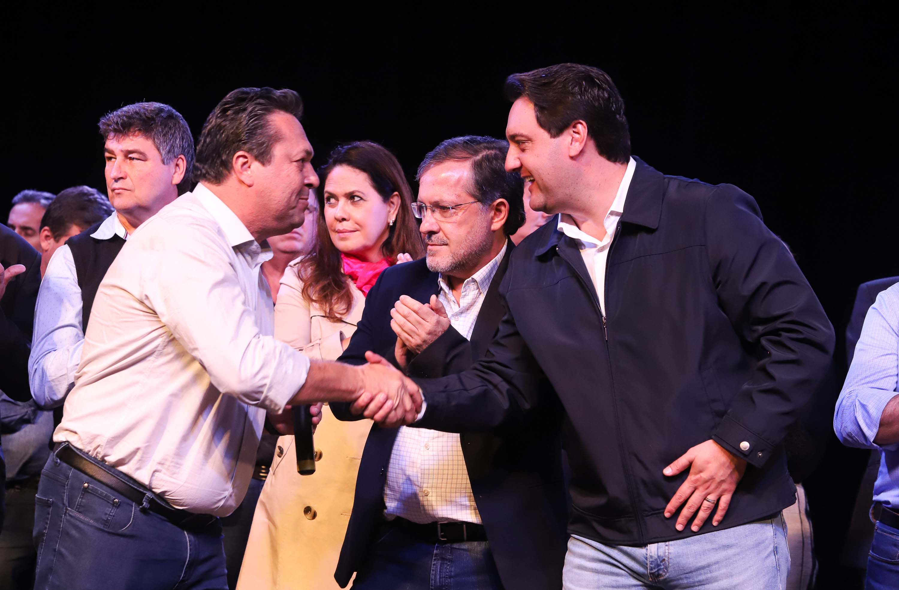 O governador Carlos Massa Ratinho Junior esteve nesta quarta-feira (15) em Campo Mourão e confirmou recursos para obras de infraestrutura urbana e compra de veículos, máquinas e equipamentos para 12 municípios do Noroeste do Paraná. Ele autorizou as licitações e homologações dos projetos da Secretaria de Estado do Desenvolvimento Urbano e Obras Públicas. Os investimentos somam R$ 8 milhões. Foto: Rodrigo Felix Leal/ANPr