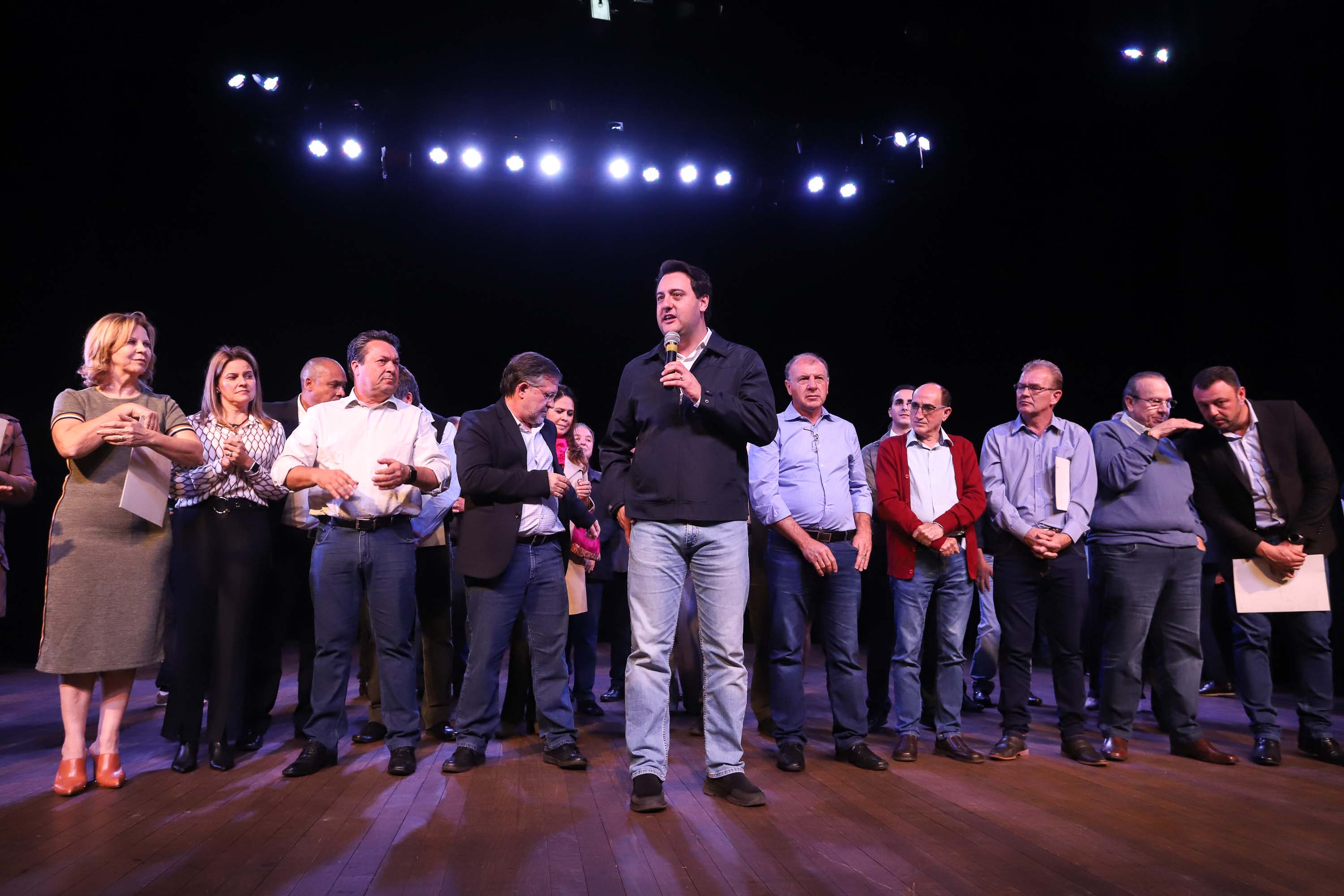 O governador Carlos Massa Ratinho Junior esteve nesta quarta-feira (15) em Campo Mourão e confirmou recursos para obras de infraestrutura urbana e compra de veículos, máquinas e equipamentos para 12 municípios do Noroeste do Paraná. Ele autorizou as licitações e homologações dos projetos da Secretaria de Estado do Desenvolvimento Urbano e Obras Públicas. Os investimentos somam R$ 8 milhões. Foto: Rodrigo Felix Leal/ANPr