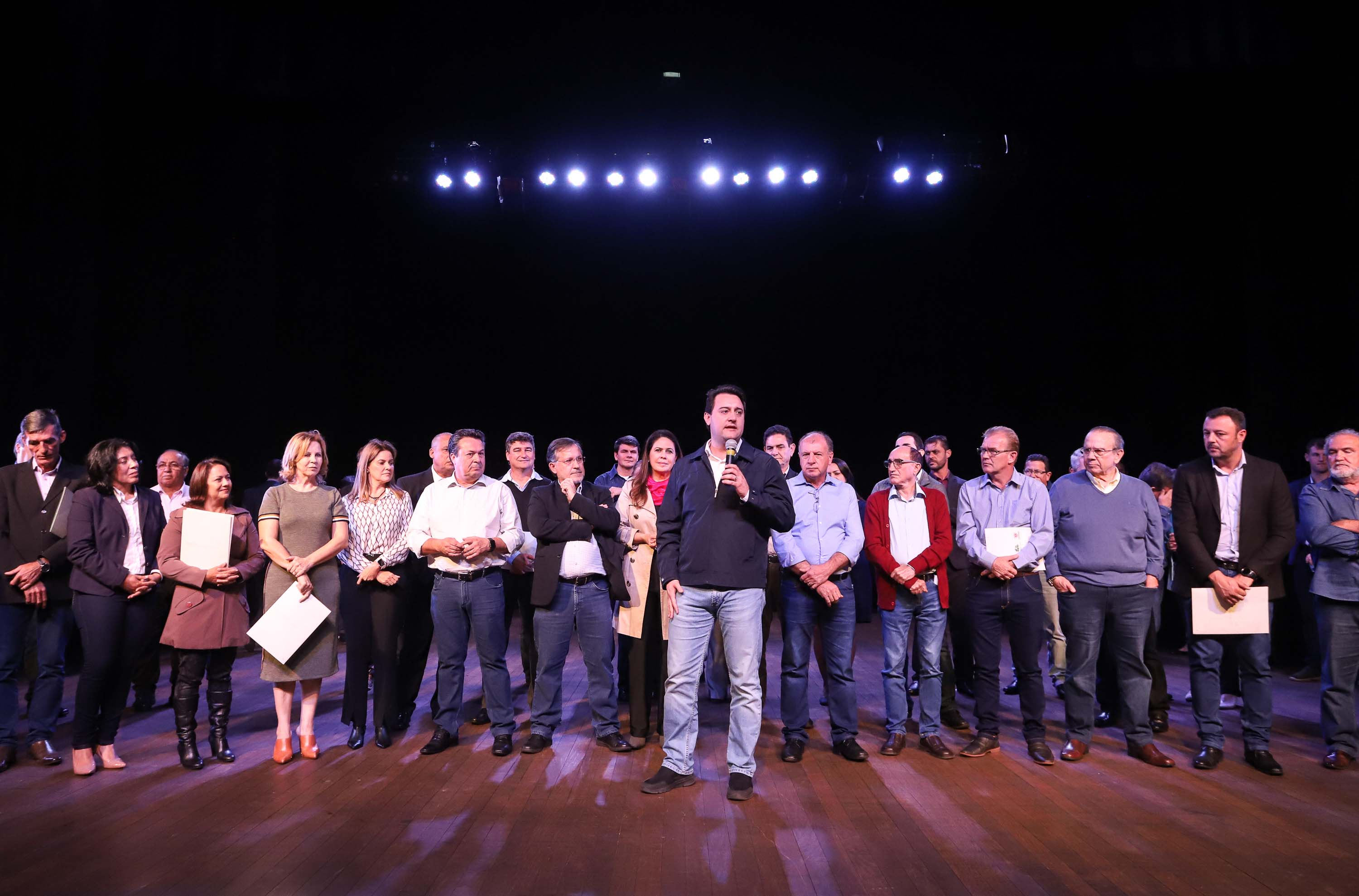 O governador Carlos Massa Ratinho Junior esteve nesta quarta-feira (15) em Campo Mourão e confirmou recursos para obras de infraestrutura urbana e compra de veículos, máquinas e equipamentos para 12 municípios do Noroeste do Paraná. Ele autorizou as licitações e homologações dos projetos da Secretaria de Estado do Desenvolvimento Urbano e Obras Públicas. Os investimentos somam R$ 8 milhões. Foto: Rodrigo Felix Leal/ANPr