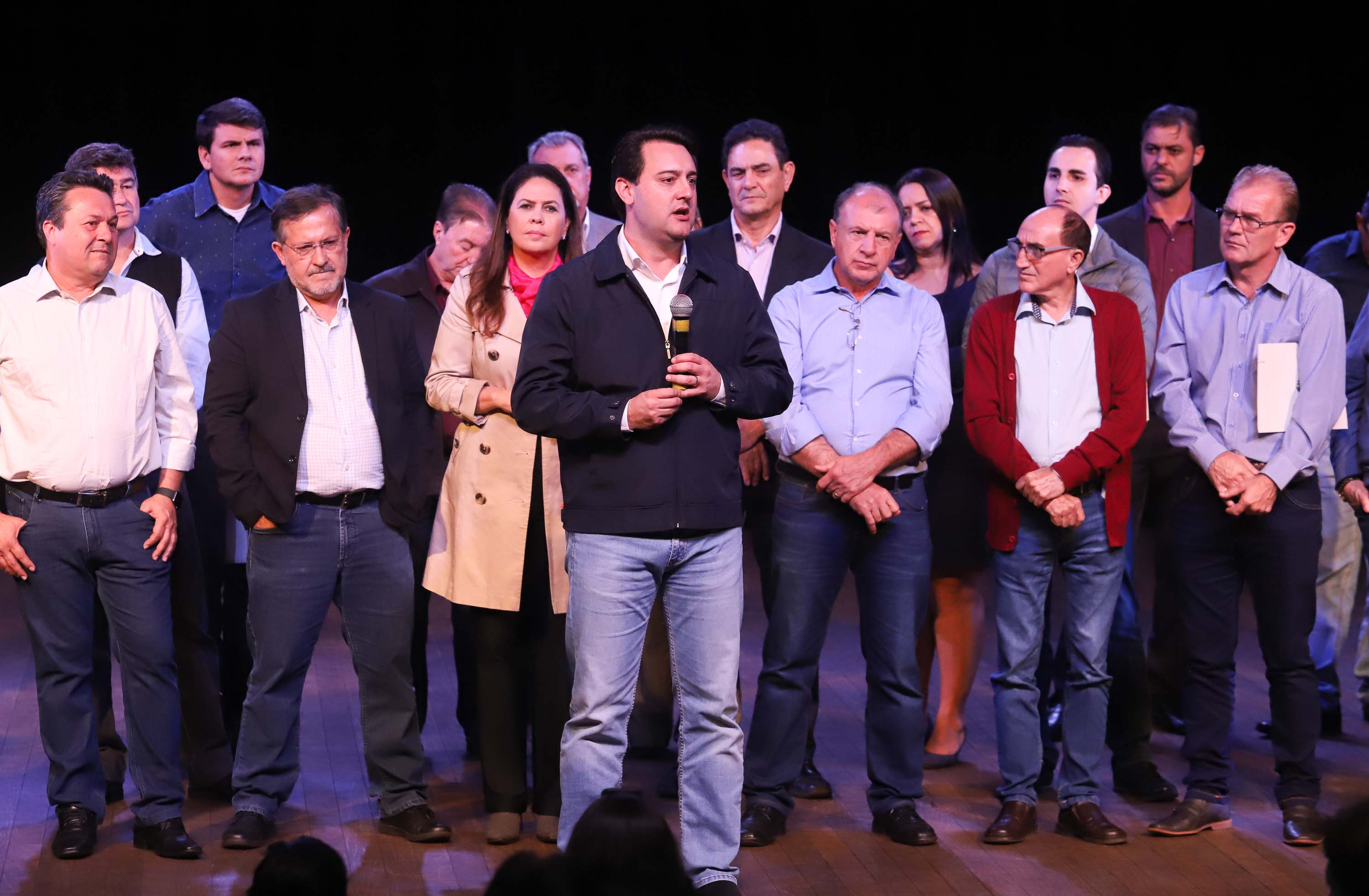 O governador Carlos Massa Ratinho Junior esteve nesta quarta-feira (15) em Campo Mourão e confirmou recursos para obras de infraestrutura urbana e compra de veículos, máquinas e equipamentos para 12 municípios do Noroeste do Paraná. Ele autorizou as licitações e homologações dos projetos da Secretaria de Estado do Desenvolvimento Urbano e Obras Públicas. Os investimentos somam R$ 8 milhões. Foto: Rodrigo Felix Leal/ANPr