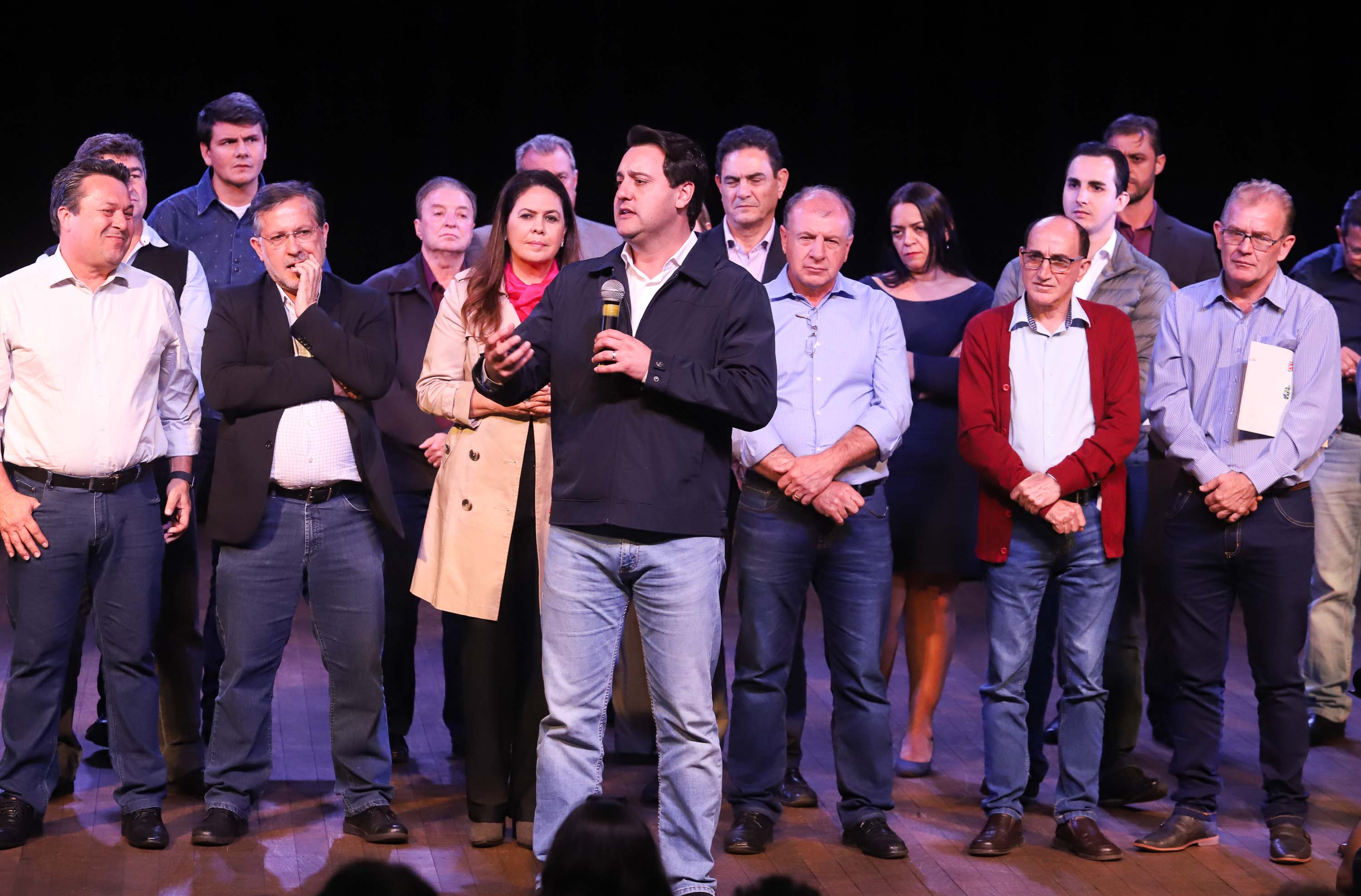 O governador Carlos Massa Ratinho Junior esteve nesta quarta-feira (15) em Campo Mourão e confirmou recursos para obras de infraestrutura urbana e compra de veículos, máquinas e equipamentos para 12 municípios do Noroeste do Paraná. Ele autorizou as licitações e homologações dos projetos da Secretaria de Estado do Desenvolvimento Urbano e Obras Públicas. Os investimentos somam R$ 8 milhões. Foto: Rodrigo Felix Leal/ANPr