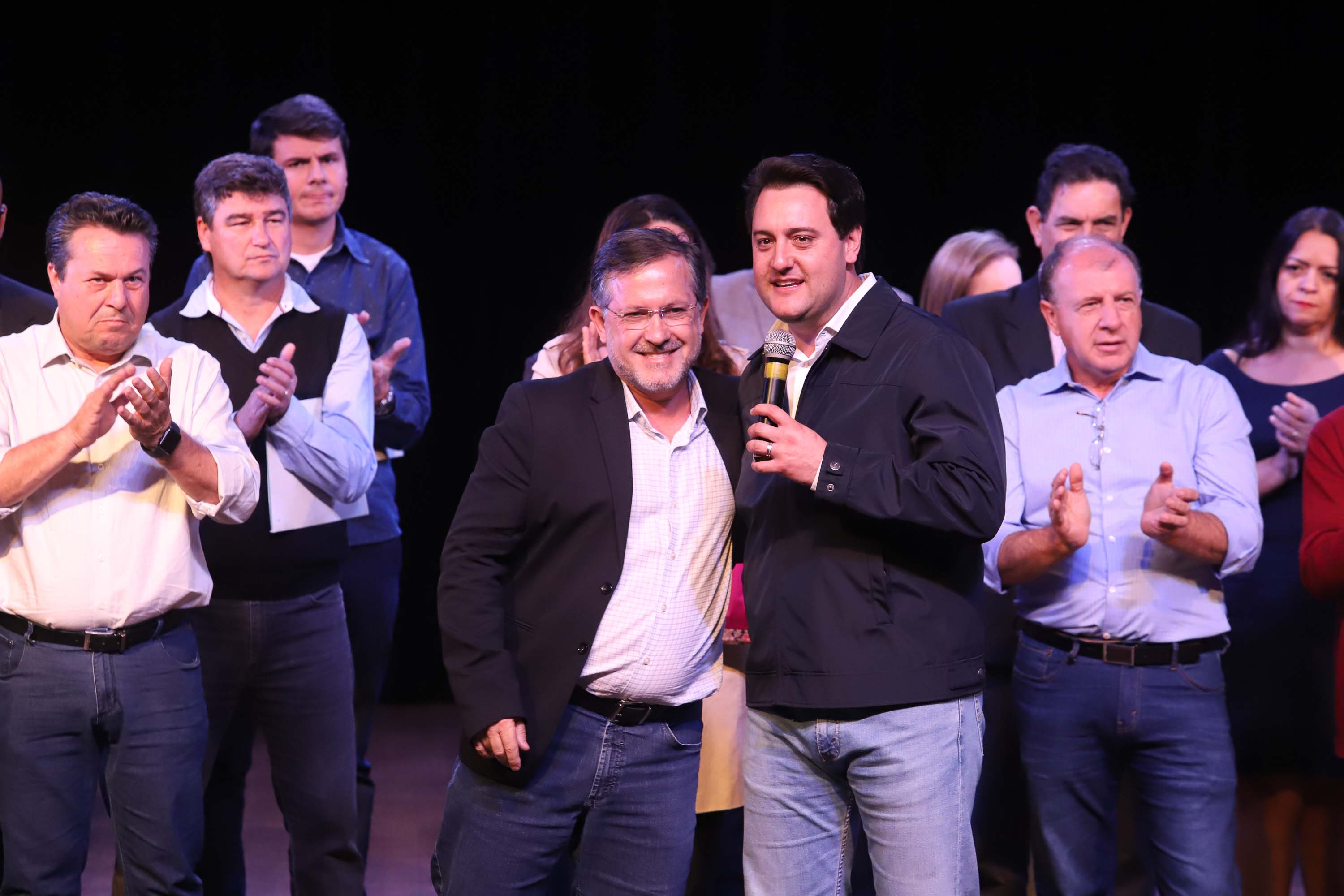 O governador Carlos Massa Ratinho Junior esteve nesta quarta-feira (15) em Campo Mourão e confirmou recursos para obras de infraestrutura urbana e compra de veículos, máquinas e equipamentos para 12 municípios do Noroeste do Paraná. Ele autorizou as licitações e homologações dos projetos da Secretaria de Estado do Desenvolvimento Urbano e Obras Públicas. Os investimentos somam R$ 8 milhões. Foto: Rodrigo Felix Leal/ANPr