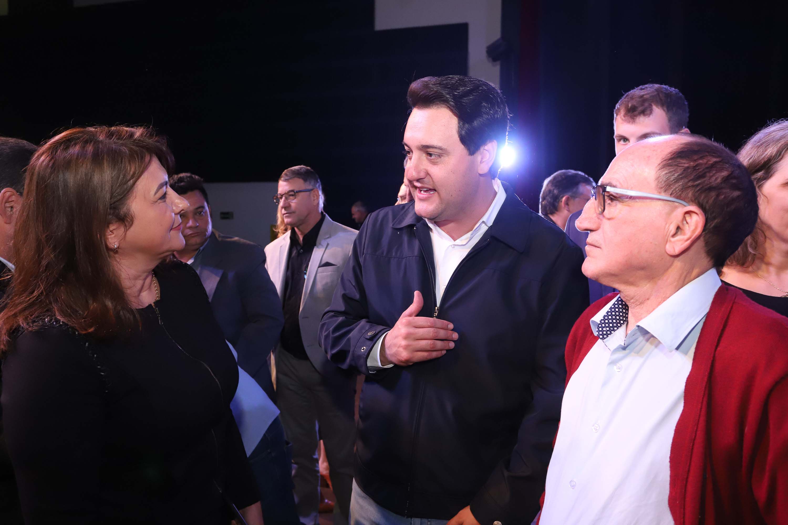 O governador Carlos Massa Ratinho Junior esteve nesta quarta-feira (15) em Campo Mourão e confirmou recursos para obras de infraestrutura urbana e compra de veículos, máquinas e equipamentos para 12 municípios do Noroeste do Paraná. Ele autorizou as licitações e homologações dos projetos da Secretaria de Estado do Desenvolvimento Urbano e Obras Públicas. Os investimentos somam R$ 8 milhões. Foto: Rodrigo Felix Leal/ANPr