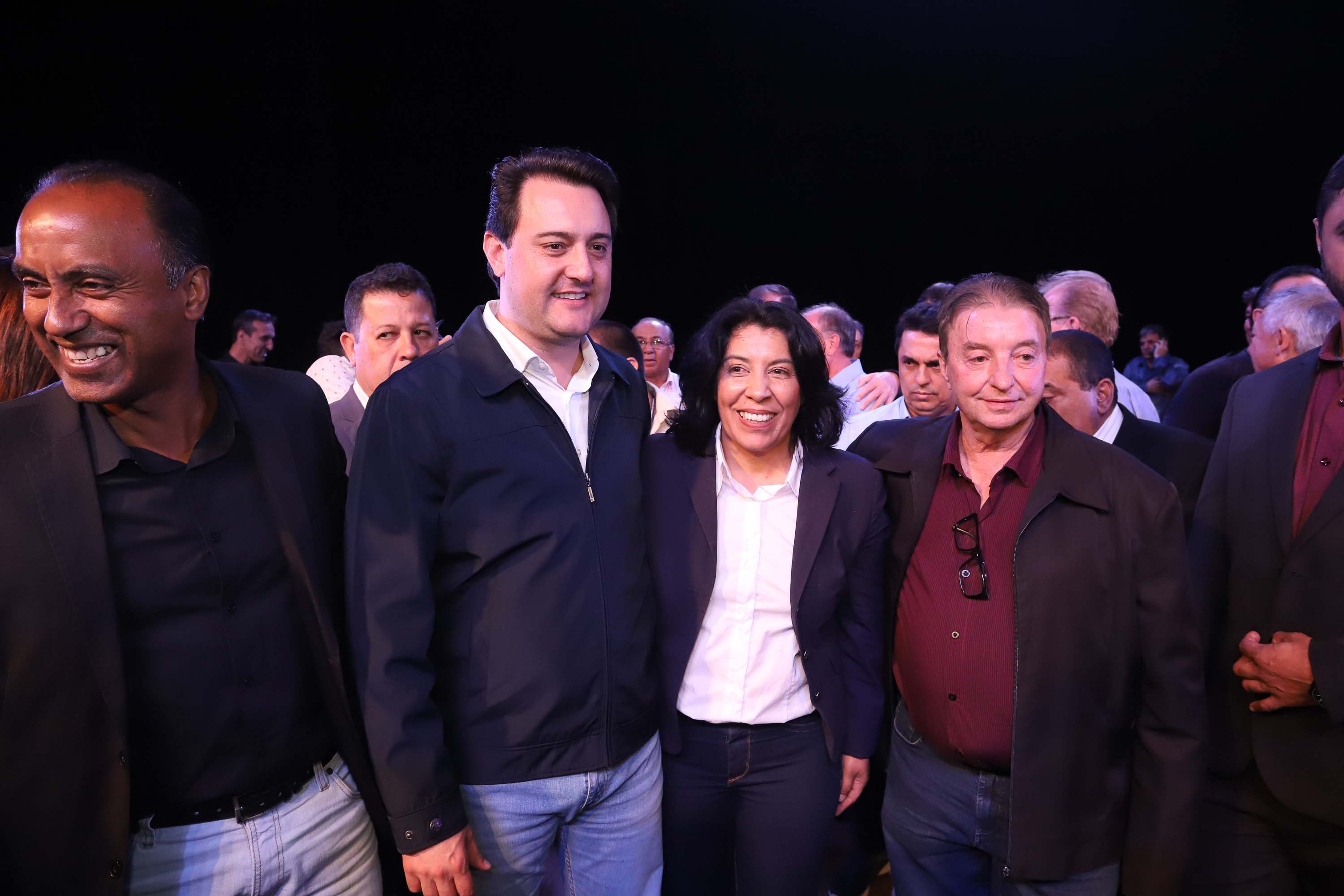 O governador Carlos Massa Ratinho Junior esteve nesta quarta-feira (15) em Campo Mourão e confirmou recursos para obras de infraestrutura urbana e compra de veículos, máquinas e equipamentos para 12 municípios do Noroeste do Paraná. Ele autorizou as licitações e homologações dos projetos da Secretaria de Estado do Desenvolvimento Urbano e Obras Públicas. Os investimentos somam R$ 8 milhões. Foto: Rodrigo Felix Leal/ANPr