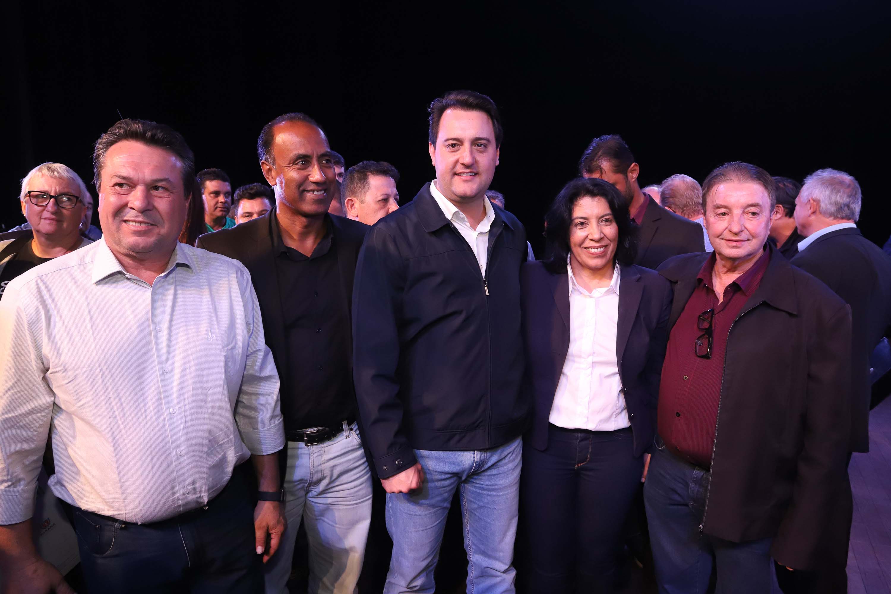 O governador Carlos Massa Ratinho Junior esteve nesta quarta-feira (15) em Campo Mourão e confirmou recursos para obras de infraestrutura urbana e compra de veículos, máquinas e equipamentos para 12 municípios do Noroeste do Paraná. Ele autorizou as licitações e homologações dos projetos da Secretaria de Estado do Desenvolvimento Urbano e Obras Públicas. Os investimentos somam R$ 8 milhões. Foto: Rodrigo Felix Leal/ANPr