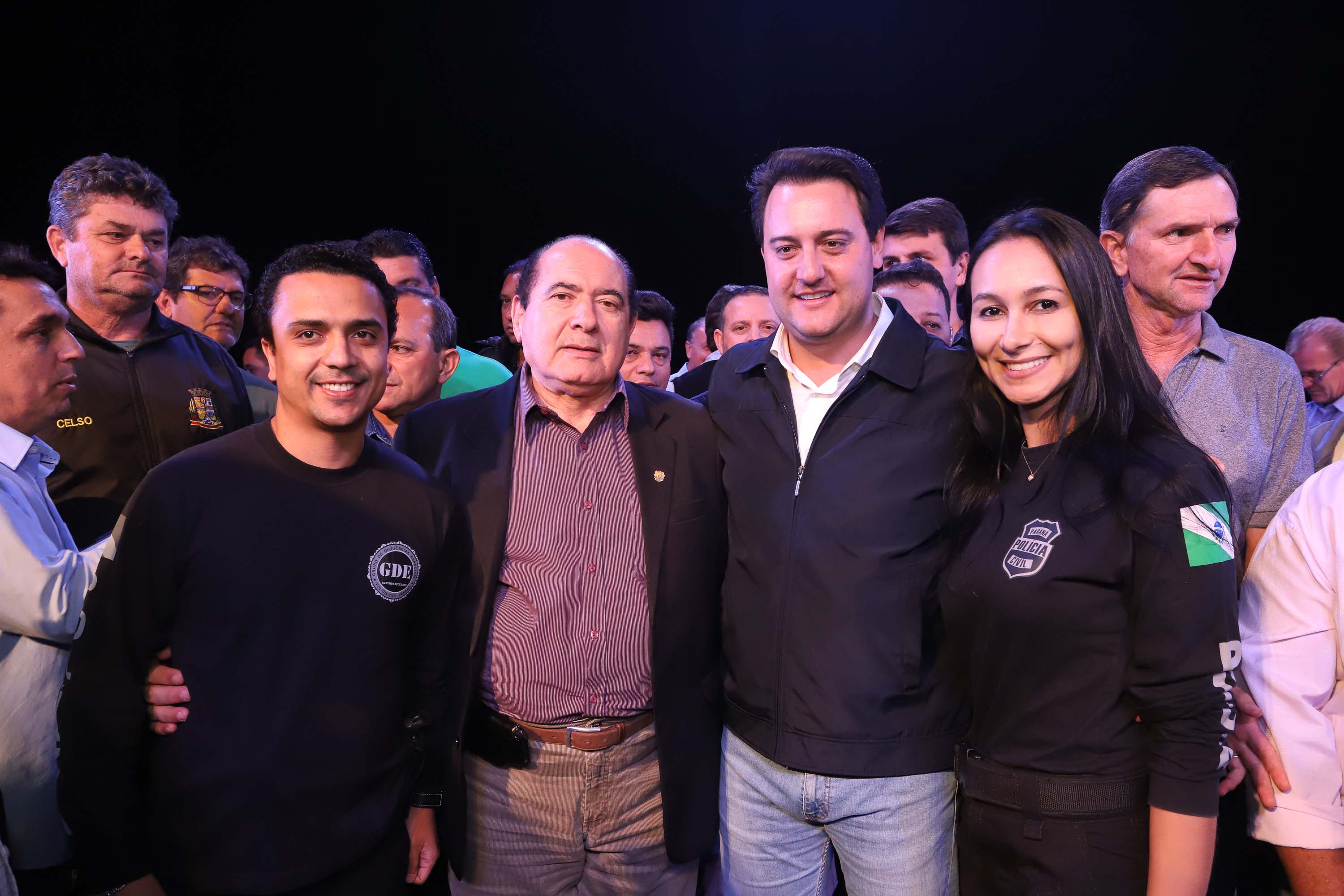 O governador Carlos Massa Ratinho Junior esteve nesta quarta-feira (15) em Campo Mourão e confirmou recursos para obras de infraestrutura urbana e compra de veículos, máquinas e equipamentos para 12 municípios do Noroeste do Paraná. Ele autorizou as licitações e homologações dos projetos da Secretaria de Estado do Desenvolvimento Urbano e Obras Públicas. Os investimentos somam R$ 8 milhões. Foto: Rodrigo Felix Leal/ANPr