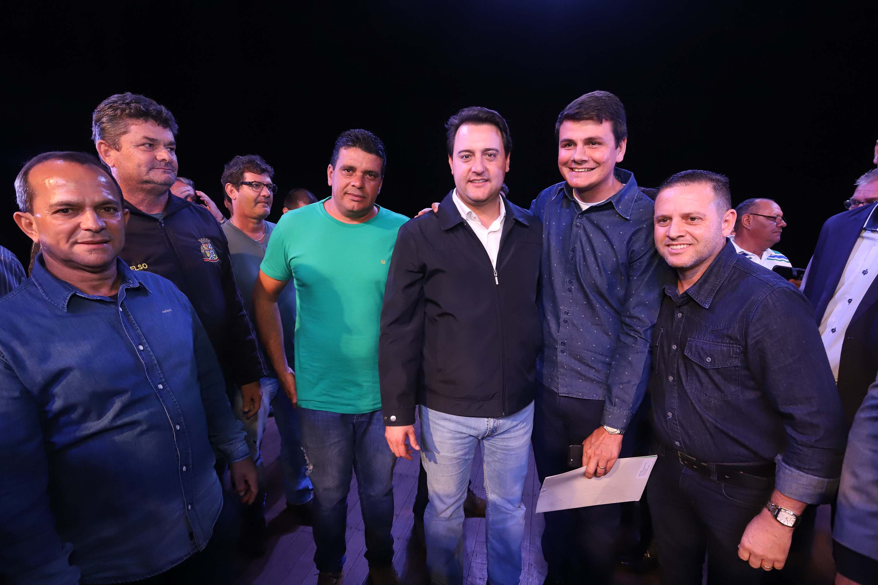 O governador Carlos Massa Ratinho Junior esteve nesta quarta-feira (15) em Campo Mourão e confirmou recursos para obras de infraestrutura urbana e compra de veículos, máquinas e equipamentos para 12 municípios do Noroeste do Paraná. Ele autorizou as licitações e homologações dos projetos da Secretaria de Estado do Desenvolvimento Urbano e Obras Públicas. Os investimentos somam R$ 8 milhões. Foto: Rodrigo Felix Leal/ANPr