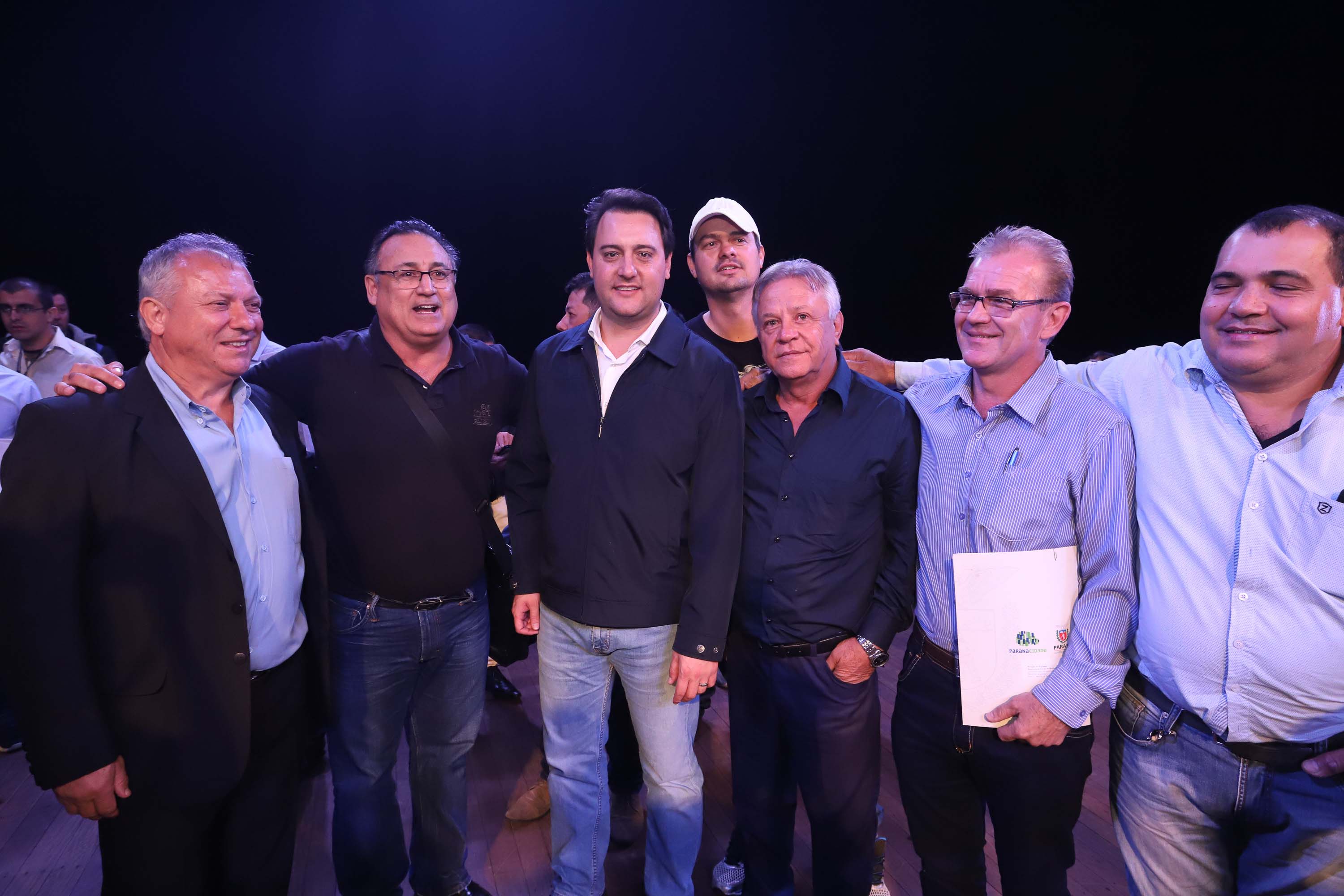 O governador Carlos Massa Ratinho Junior esteve nesta quarta-feira (15) em Campo Mourão e confirmou recursos para obras de infraestrutura urbana e compra de veículos, máquinas e equipamentos para 12 municípios do Noroeste do Paraná. Ele autorizou as licitações e homologações dos projetos da Secretaria de Estado do Desenvolvimento Urbano e Obras Públicas. Os investimentos somam R$ 8 milhões. Foto: Rodrigo Felix Leal/ANPr