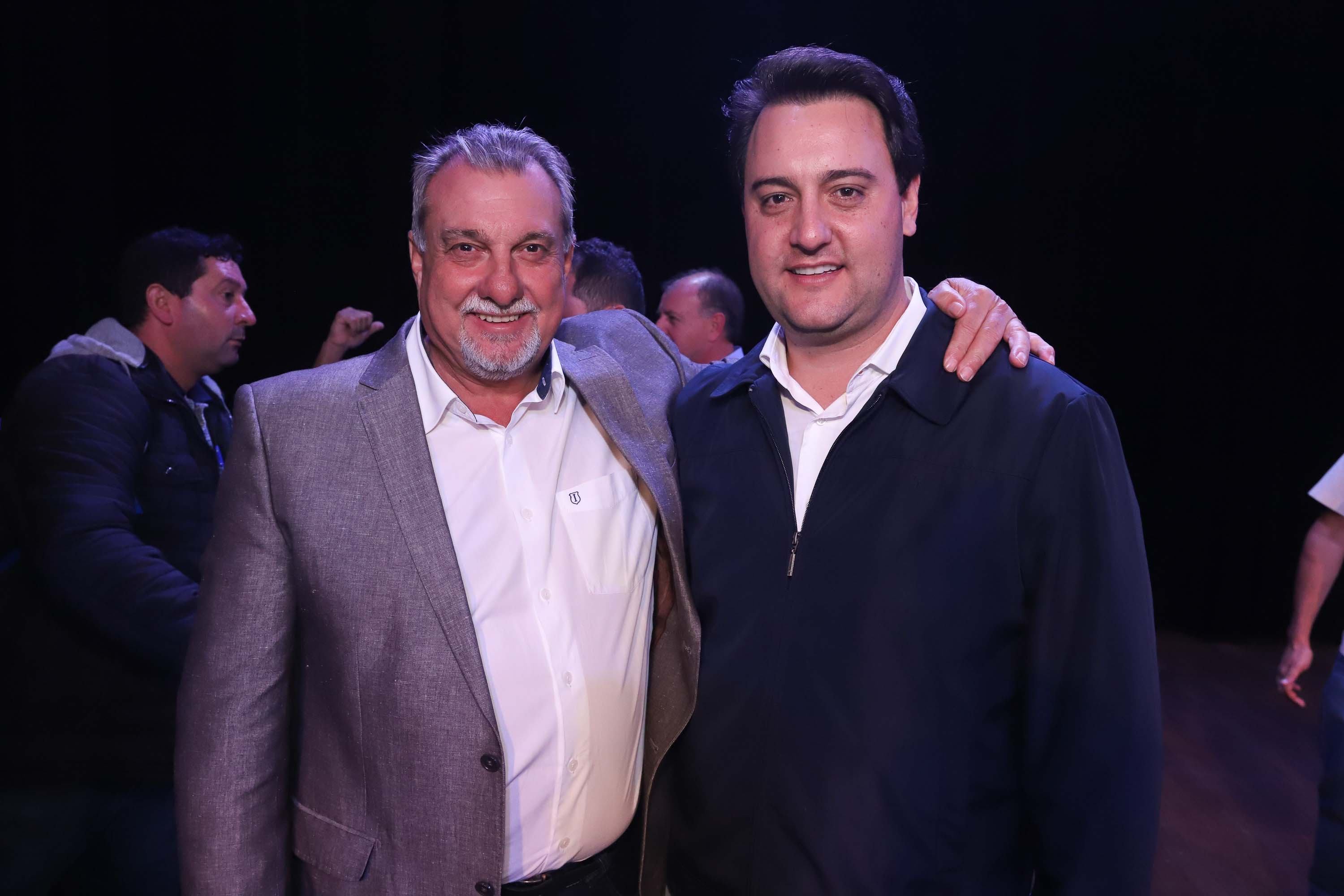 O governador Carlos Massa Ratinho Junior esteve nesta quarta-feira (15) em Campo Mourão e confirmou recursos para obras de infraestrutura urbana e compra de veículos, máquinas e equipamentos para 12 municípios do Noroeste do Paraná. Ele autorizou as licitações e homologações dos projetos da Secretaria de Estado do Desenvolvimento Urbano e Obras Públicas. Os investimentos somam R$ 8 milhões. Foto: Rodrigo Felix Leal/ANPr
