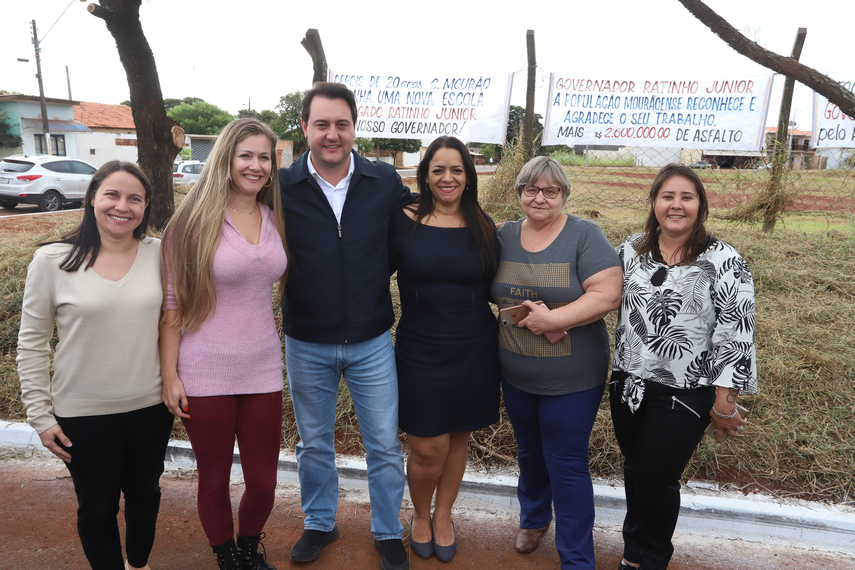O governador Carlos Massa Ratinho Junior esteve nesta quarta-feira (15) em Campo Mourão e confirmou recursos para obras de infraestrutura urbana e compra de veículos, máquinas e equipamentos para 12 municípios do Noroeste do Paraná. Ele autorizou as licitações e homologações dos projetos da Secretaria de Estado do Desenvolvimento Urbano e Obras Públicas. Os investimentos somam R$ 8 milhões. Foto: Rodrigo Felix Leal/ANPr