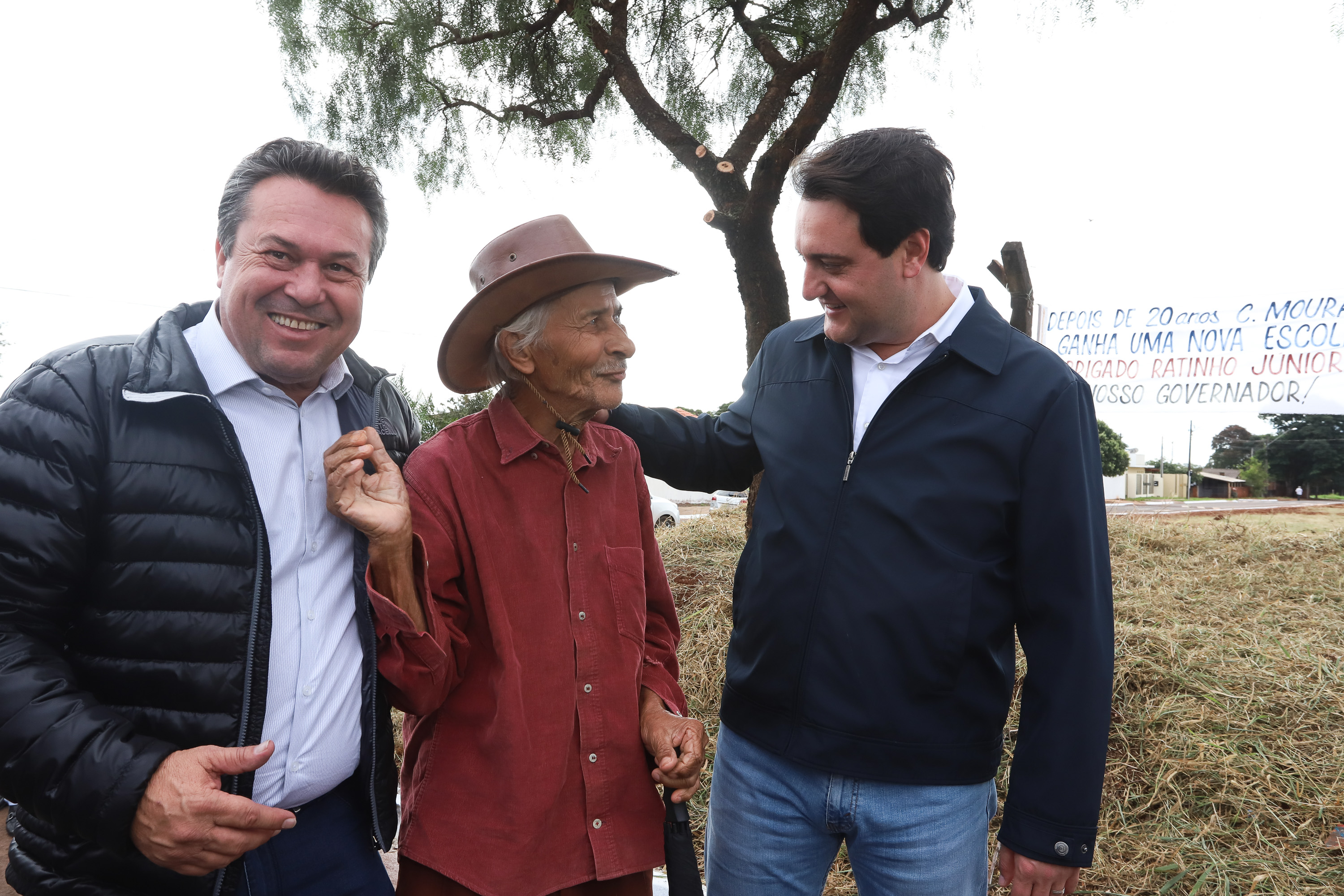 O governador Carlos Massa Ratinho Junior esteve nesta quarta-feira (15) em Campo Mourão e confirmou recursos para obras de infraestrutura urbana e compra de veículos, máquinas e equipamentos para 12 municípios do Noroeste do Paraná. Ele autorizou as licitações e homologações dos projetos da Secretaria de Estado do Desenvolvimento Urbano e Obras Públicas. Os investimentos somam R$ 8 milhões. Foto: Rodrigo Felix Leal/ANPr