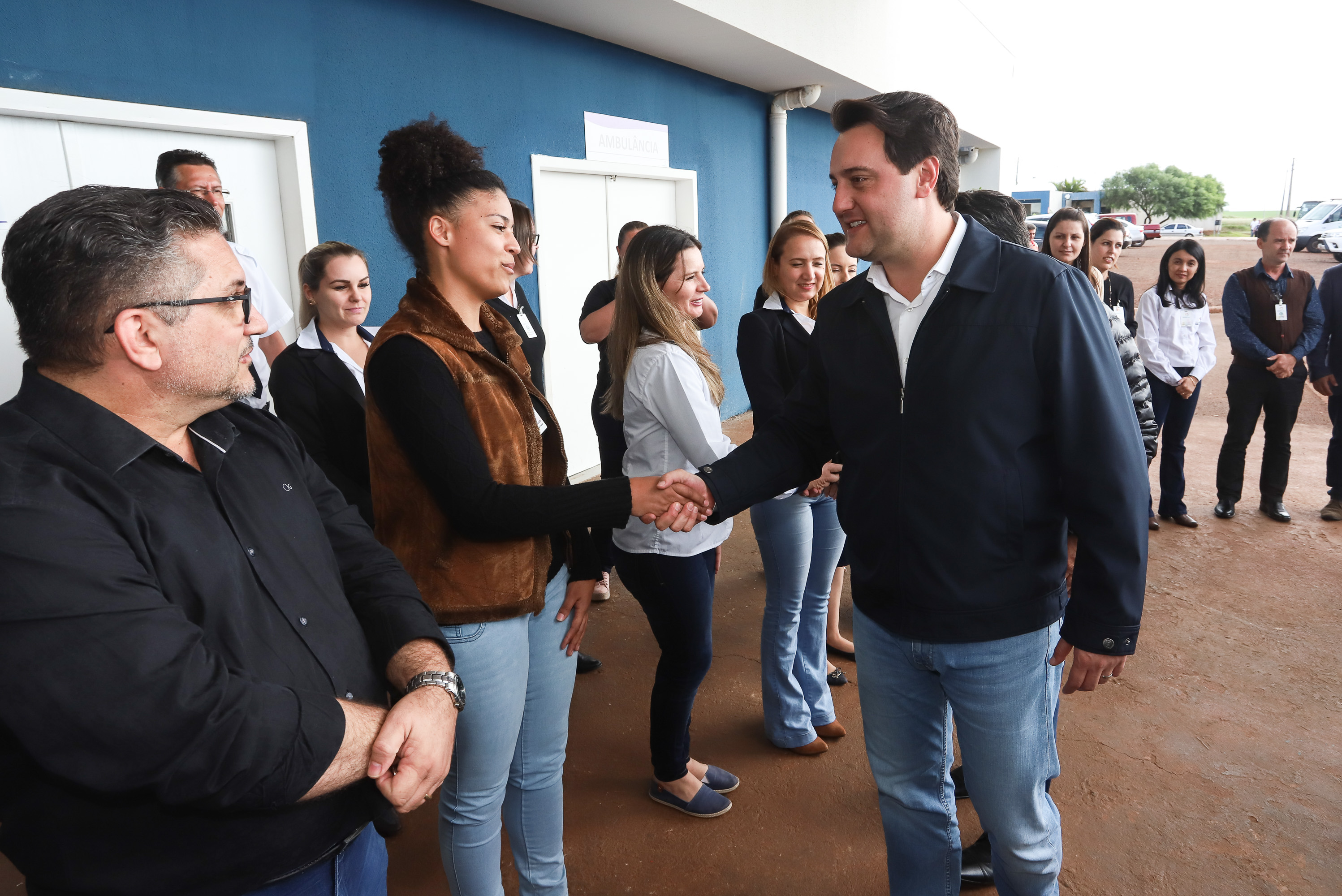 O governador Carlos Massa Ratinho Junior esteve nesta quarta-feira (15) em Campo Mourão e confirmou recursos para obras de infraestrutura urbana e compra de veículos, máquinas e equipamentos para 12 municípios do Noroeste do Paraná. Ele autorizou as licitações e homologações dos projetos da Secretaria de Estado do Desenvolvimento Urbano e Obras Públicas. Os investimentos somam R$ 8 milhões. Foto: Rodrigo Felix Leal/ANPr