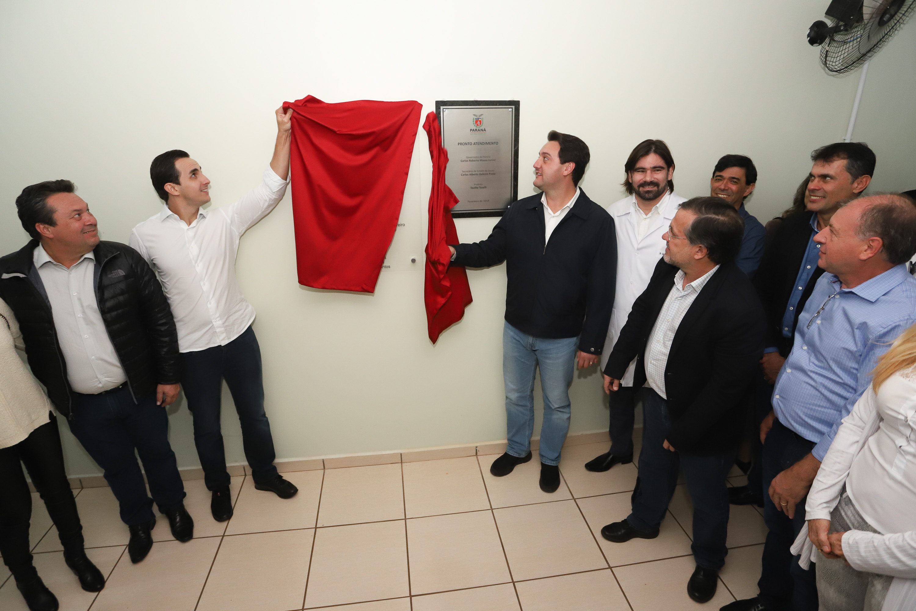 O governador Carlos Massa Ratinho Junior esteve nesta quarta-feira (15) em Campo Mourão e confirmou recursos para obras de infraestrutura urbana e compra de veículos, máquinas e equipamentos para 12 municípios do Noroeste do Paraná. Ele autorizou as licitações e homologações dos projetos da Secretaria de Estado do Desenvolvimento Urbano e Obras Públicas. Os investimentos somam R$ 8 milhões. Foto: Rodrigo Felix Leal/ANPr
