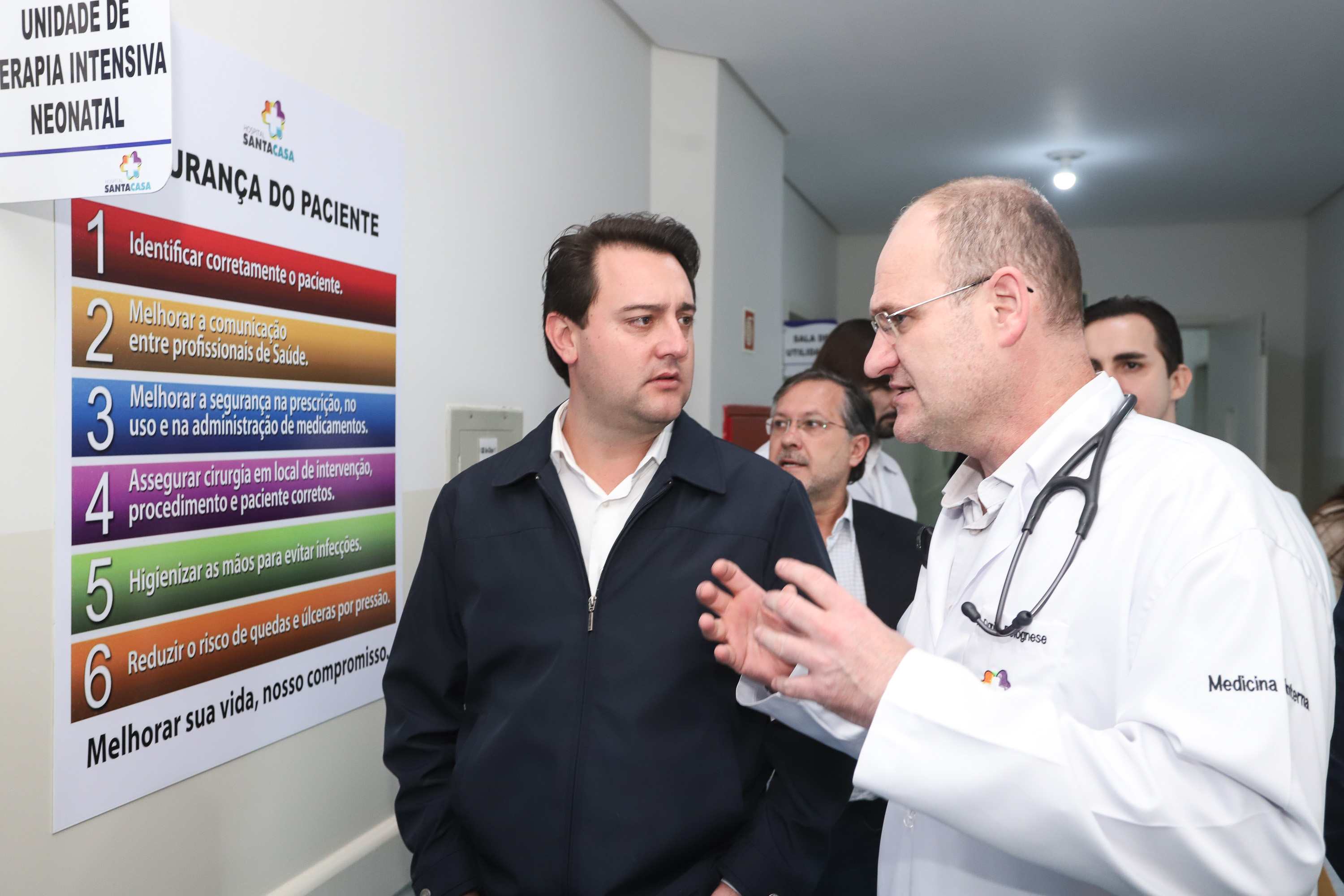 O governador Carlos Massa Ratinho Junior esteve nesta quarta-feira (15) em Campo Mourão e confirmou recursos para obras de infraestrutura urbana e compra de veículos, máquinas e equipamentos para 12 municípios do Noroeste do Paraná. Ele autorizou as licitações e homologações dos projetos da Secretaria de Estado do Desenvolvimento Urbano e Obras Públicas. Os investimentos somam R$ 8 milhões. Foto: Rodrigo Felix Leal/ANPr