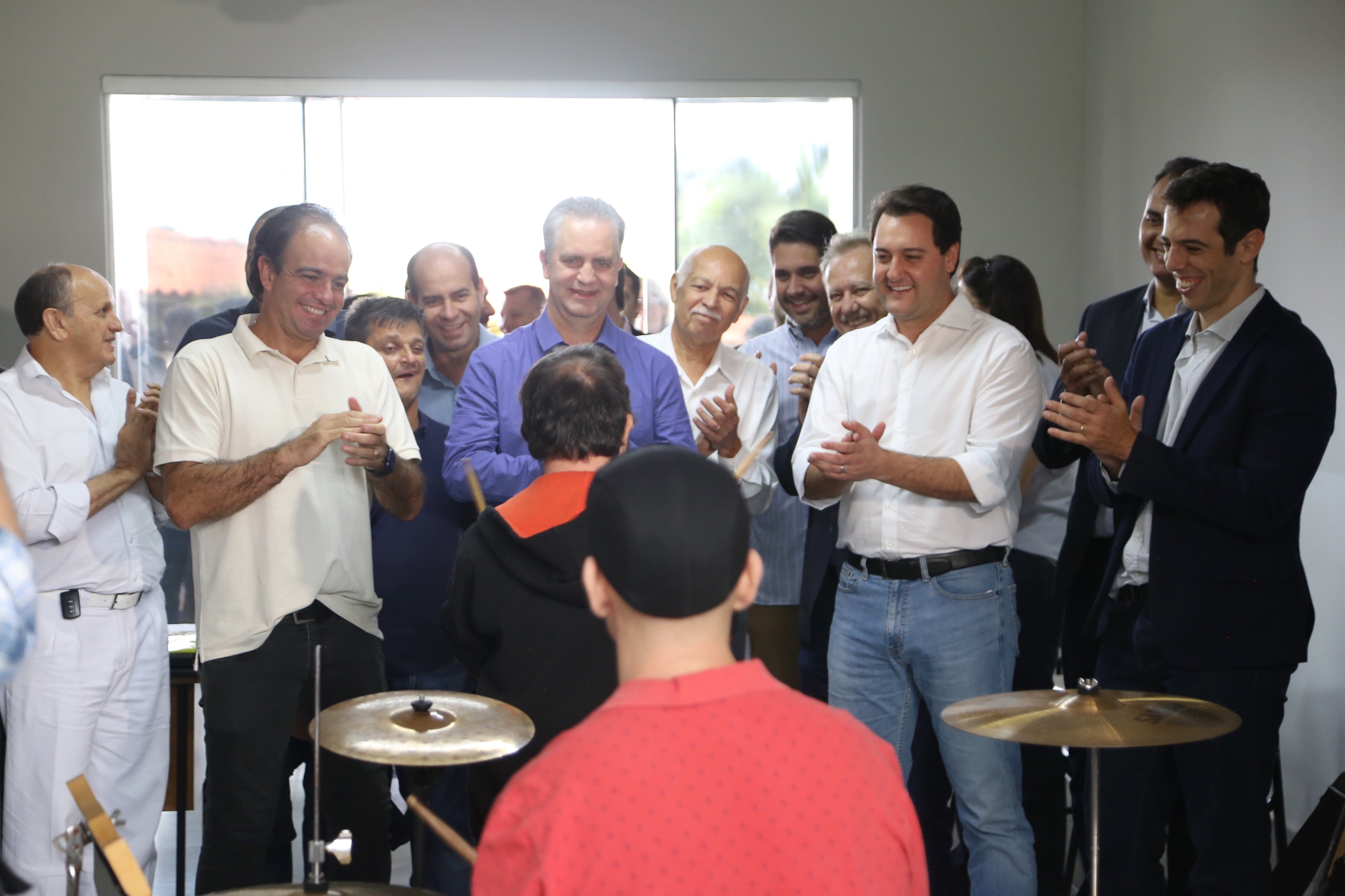 O governador Carlos Massa Ratinho Junior esteve nesta quinta-feira (17) na Apae de Maringá para conhecer as instalações e as atividades desenvolvidas no local. Acompanhado do secretário de Estado da Educação, Renato Feder, e do presidente da Federação das APAEs do do Paraná, Fernando Meneguetti, Ratinho Junior conheceu os projetos que atendem, mensalmente, 1.068 pessoas com deficiência.. Foto: José Fernando Ogura/ANPr