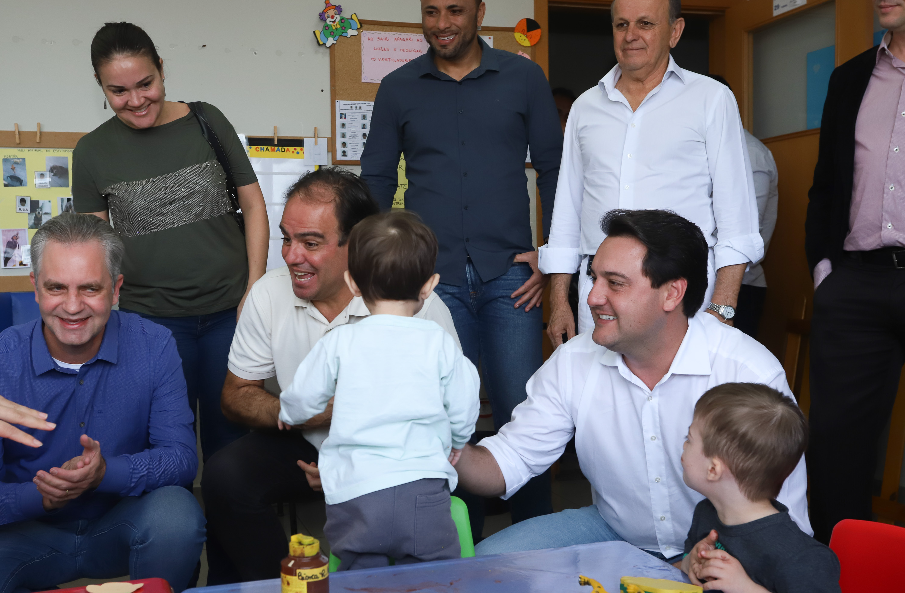 O governador Carlos Massa Ratinho Junior esteve nesta quinta-feira (17) na Apae de Maringá para conhecer as instalações e as atividades desenvolvidas no local. Acompanhado do secretário de Estado da Educação, Renato Feder, e do presidente da Federação das APAEs do do Paraná, Fernando Meneguetti, Ratinho Junior conheceu os projetos que atendem, mensalmente, 1.068 pessoas com deficiência.. Foto: Rodrigo Felix Leal/ANPr