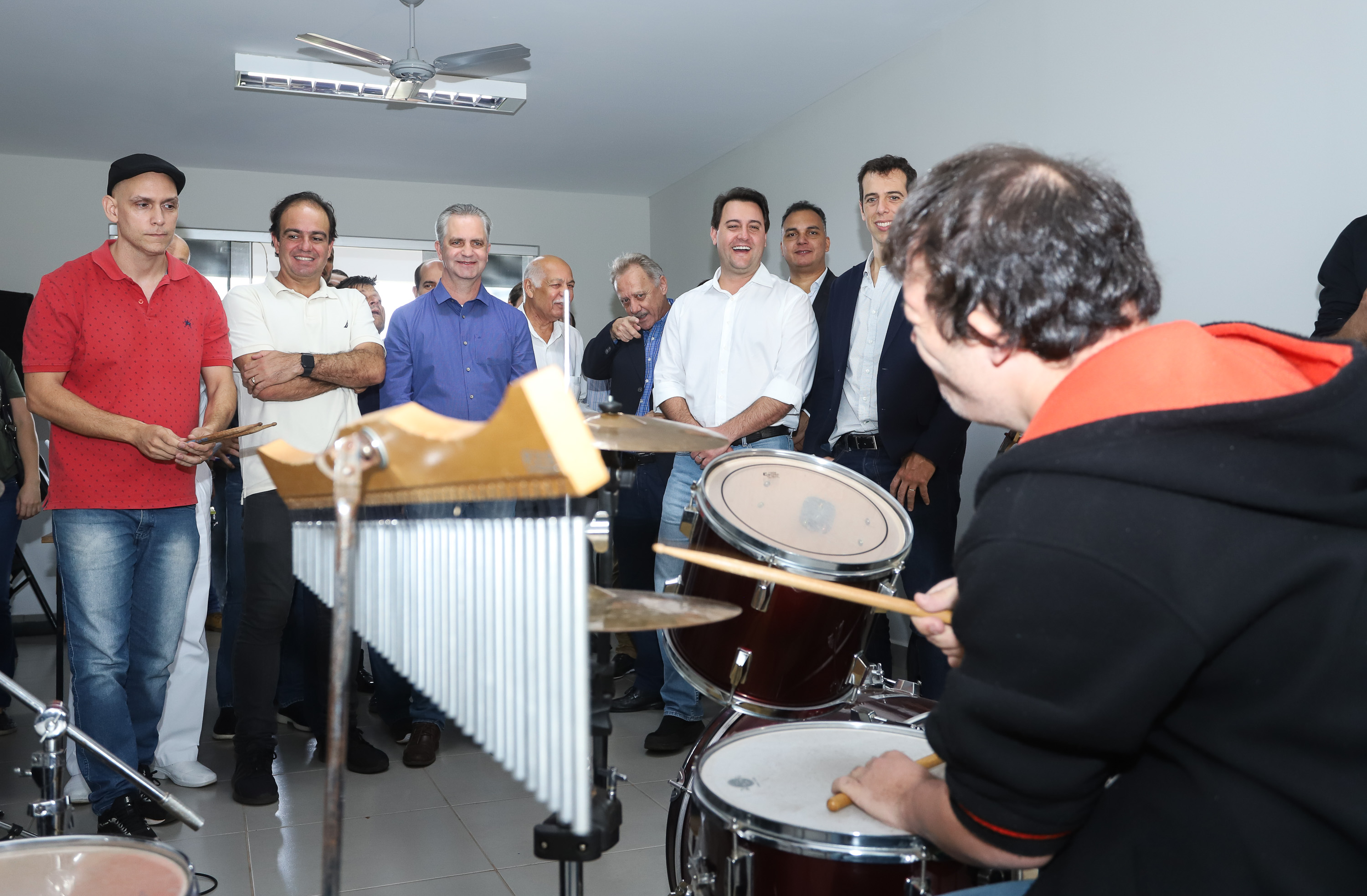 O governador Carlos Massa Ratinho Junior esteve nesta quinta-feira (17) na Apae de Maringá para conhecer as instalações e as atividades desenvolvidas no local. Acompanhado do secretário de Estado da Educação, Renato Feder, e do presidente da Federação das APAEs do do Paraná, Fernando Meneguetti, Ratinho Junior conheceu os projetos que atendem, mensalmente, 1.068 pessoas com deficiência.. Foto: Rodrigo Felix Leal/ANPr