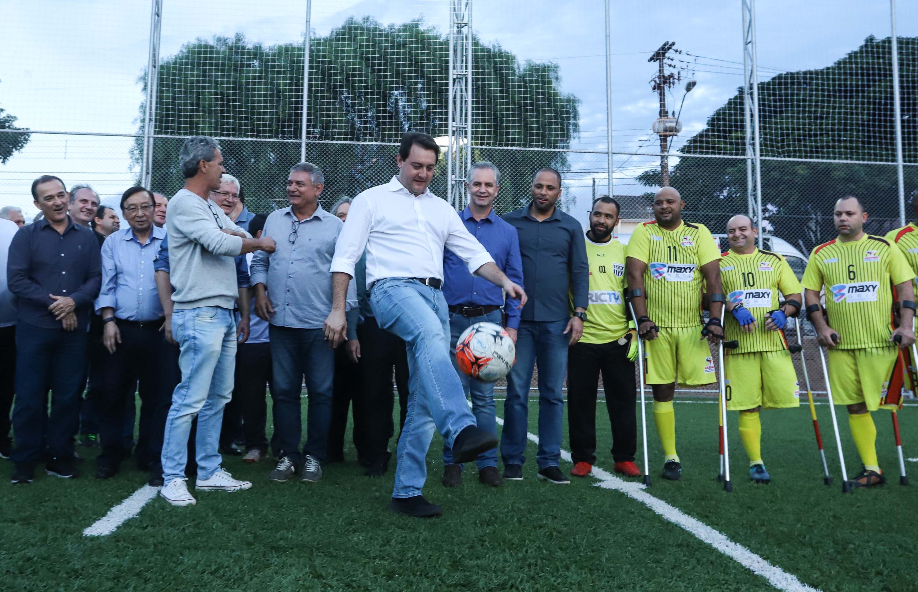 Moradores do Jardim Novo Oásis, em Maringá (Noroeste), ganharam nesta quinta-feira (16) um novo espaço de lazer. O governador Carlos Massa Ratinho Junior e o prefeito Ulisses Maia inauguraram a primeira de 30 unidade no município do programa Meu Campinho. Com 1,5 mil metros quadrados e investimento total de cerca de R$ 400 mil, o local conta com diversos aparelhos de lazer para pessoas de todas as idades.Foto: Rodrigo Felix Leal/ANPr