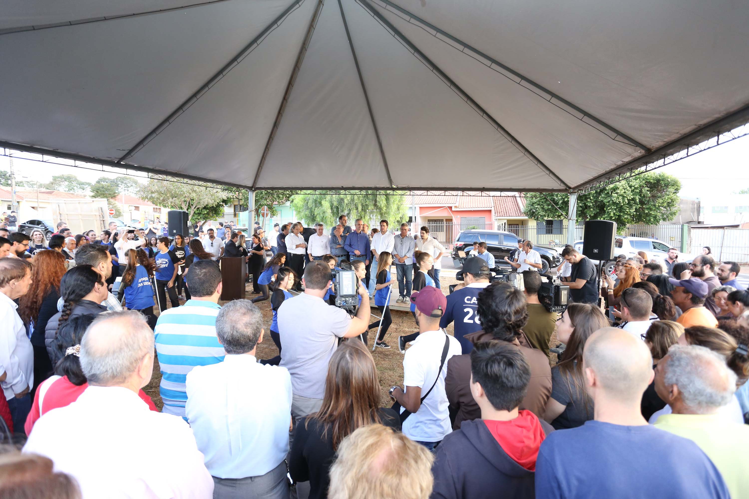 Moradores do Jardim Novo Oásis, em Maringá (Noroeste), ganharam nesta quinta-feira (16) um novo espaço de lazer. O governador Carlos Massa Ratinho Junior e o prefeito Ulisses Maia inauguraram a primeira de 30 unidade no município do programa Meu Campinho. Com 1,5 mil metros quadrados e investimento total de cerca de R$ 400 mil, o local conta com diversos aparelhos de lazer para pessoas de todas as idades. Maringá, 16/05/2019Foto: José Fernando Ogura/ANPr