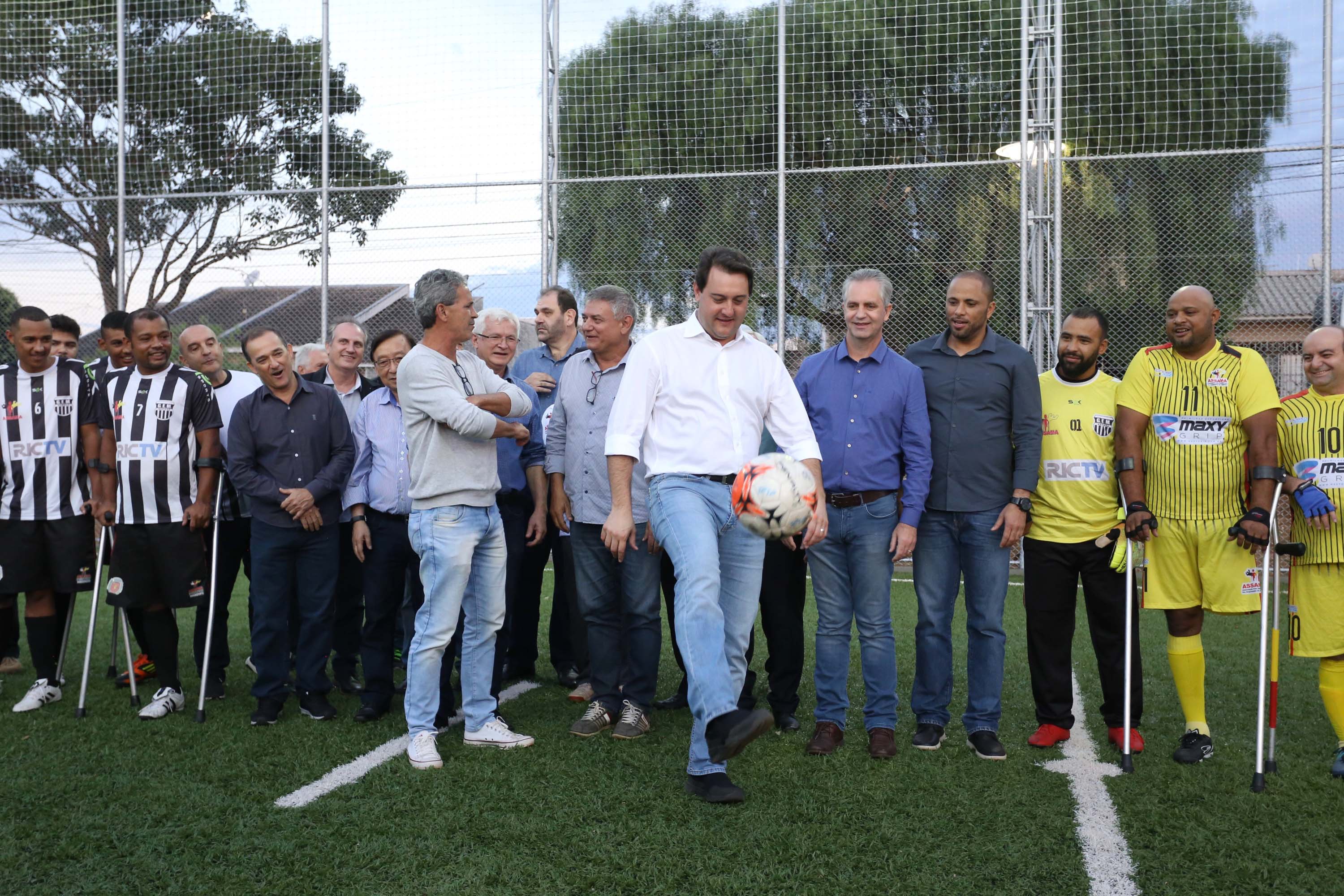 Moradores do Jardim Novo Oásis, em Maringá (Noroeste), ganharam nesta quinta-feira (16) um novo espaço de lazer. O governador Carlos Massa Ratinho Junior e o prefeito Ulisses Maia inauguraram a primeira de 30 unidade no município do programa Meu Campinho. Com 1,5 mil metros quadrados e investimento total de cerca de R$ 400 mil, o local conta com diversos aparelhos de lazer para pessoas de todas as idades. Maringá, 16/05/2019Foto: José Fernando Ogura/ANPr