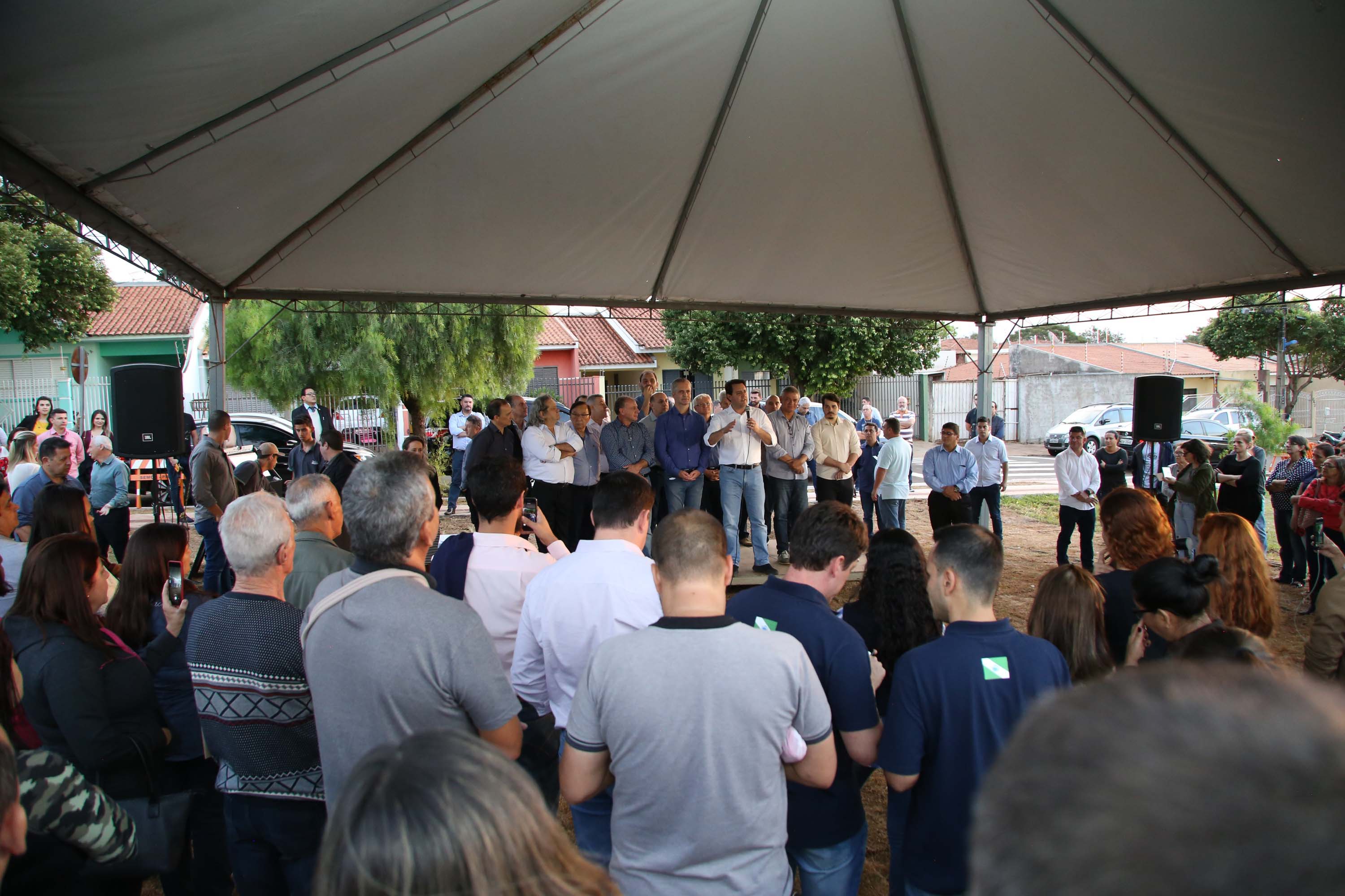 Moradores do Jardim Novo Oásis, em Maringá (Noroeste), ganharam nesta quinta-feira (16) um novo espaço de lazer. O governador Carlos Massa Ratinho Junior e o prefeito Ulisses Maia inauguraram a primeira de 30 unidade no município do programa Meu Campinho. Com 1,5 mil metros quadrados e investimento total de cerca de R$ 400 mil, o local conta com diversos aparelhos de lazer para pessoas de todas as idades. Maringá, 16/05/2019Foto: José Fernando Ogura/ANPr