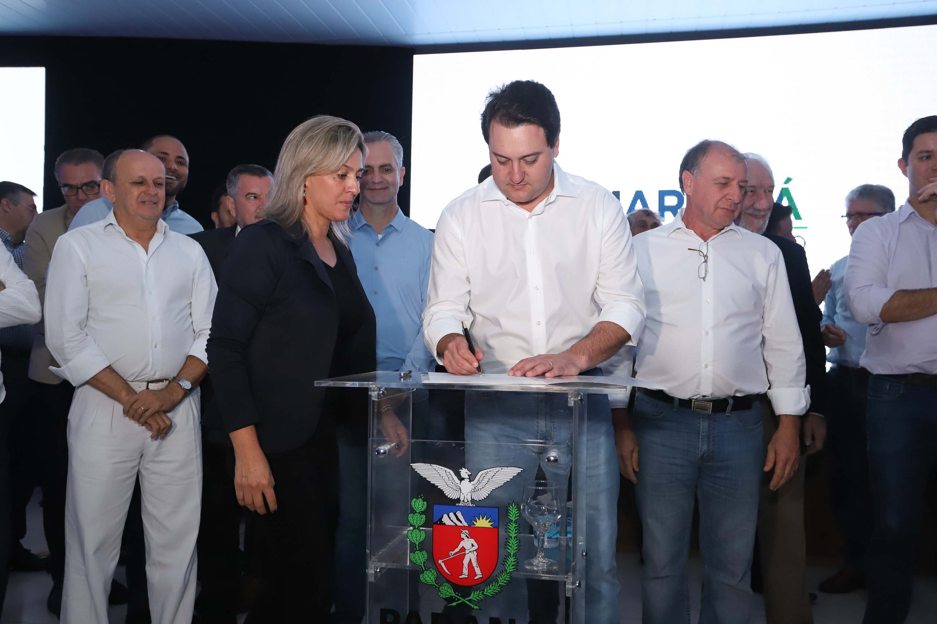 O Governo do Paraná concluiu nesta sexta-feira (17) a agenda em Maringá com a confirmação de R$ 41 milhões para ações e investimentos em 40 municípios da região Noroeste. O governador Carlos Massa Ratinho Junior recebeu prefeitos na 47ª Expoingá, no Parque Internacional de Exposições Francisco Feio Ribeiro. O encontro fez parte das ações em Maringá como sede administrativa do governo estadual. Foto: Rodrio Felix Leal/ANPr